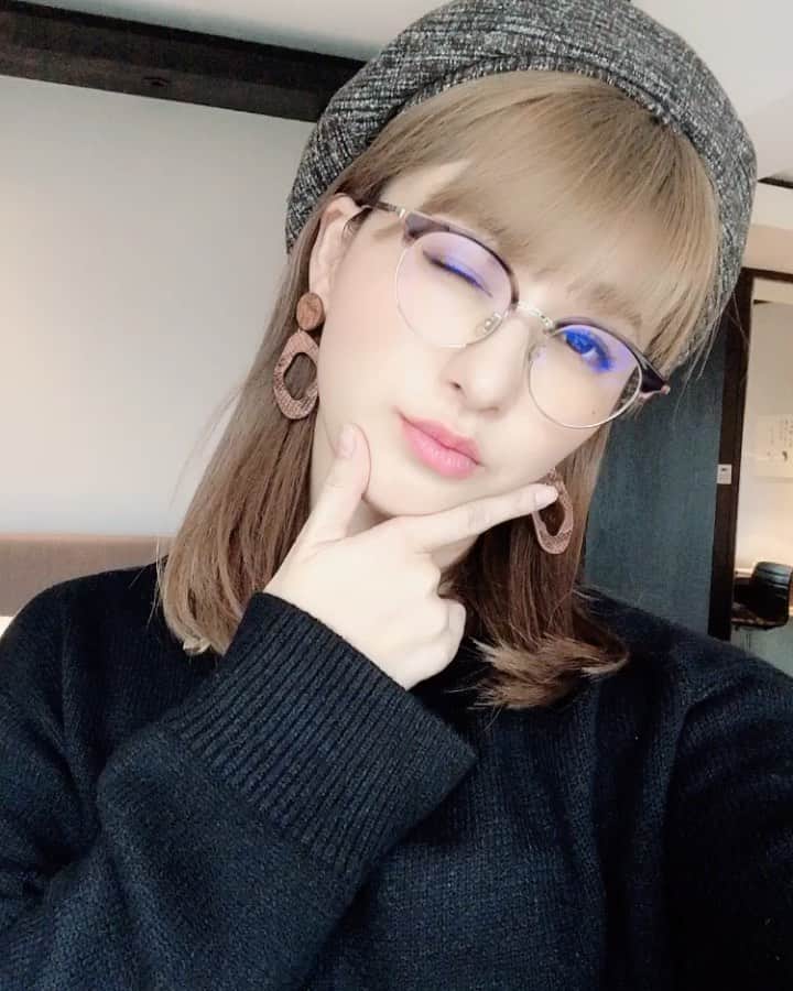 のインスタグラム：「今日はゲネでしたぁ〜😍🤞♥️. . . へろへろくん〜🥺✨. . . 写真は今日のじゃないけど、お気に入りのカーディガン😘💓. . . @birthdaybashshop . . . . . #ootd #ootdfashion #follow #followme #me #instafashion #love #happy #instagood #instagram #instadaily #instalove #birthdaybashshop #predia  #秋コーデ #秋コーディネート #セルフィ  #コーデ #秋服コーデ #秋冬コーデ #ザラ #プチプラファッション #プチプラコーデ #ネット通販 #アイドル #ミディアムヘア #ミディアムボブ #伊達眼鏡 #ウィンク #メガネ女子」