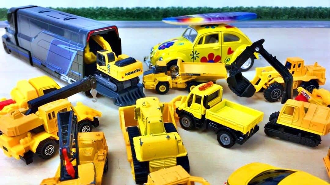 ちびっこギズモのインスタグラム：「今回は黄色い車が カーズのトレーラーに 乗り込みます。  たくさんのミニカーが 次々と出てくる不思議な動画です。  黄色いダンプトラックが 思いもよらず大きすぎました。。 みんな上手く乗る事ができるでしょうか！」
