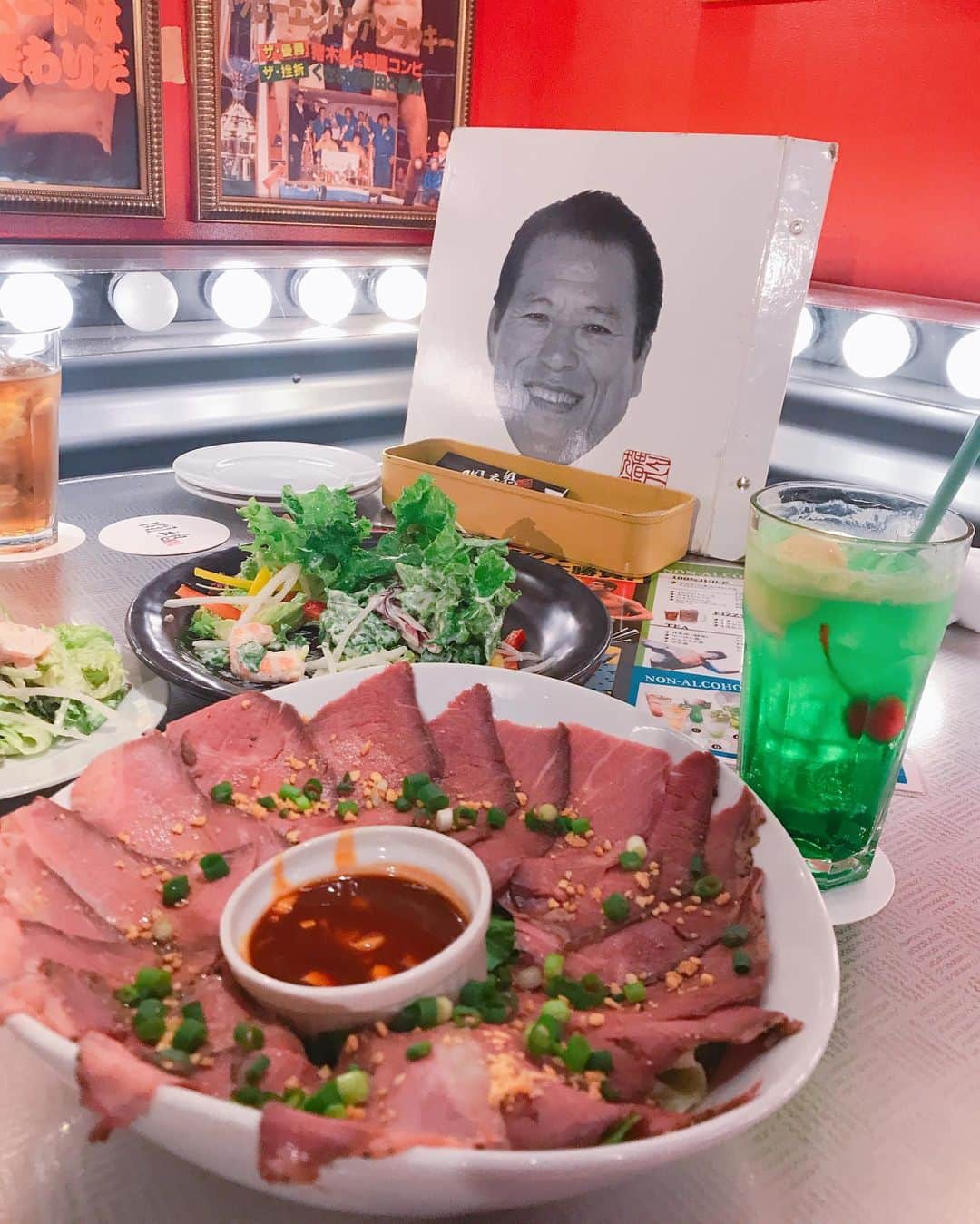 DJ MIYAさんのインスタグラム写真 - (DJ MIYAInstagram)「ねえね～～。「アントニオ猪木酒場」って知ってるぅ～？❤️ 昨日のディナーはここ、新宿東南口からすぐのめっちゃ面白い居酒屋さん「アントニオ猪木酒場 新宿店」へ 食べに行ってきました～～ぁ♪❤️ . .  もうね、店内に入ると 内装が、アントニオ猪木さんなの～～～～！！！！！！！ ほんとすご～い！こんなの初めて見た～！ . .  インスタ映えスポットぉ❤️ 「ちょっと大人のメロンソーダ」も可愛い❤️ 「シャカシャカ 1・2・3 サラダァーッ！！」 の闘魂ガールズによるパフォーマンスは圧巻だよーぉ❤️ . . 「アントニオリブ」 なんと！ご本人のレシピで味付けされた、極上のリブのお肉が柔らかで濃厚なソースだし、めっちゃめっちゃ美味しかったー！❤️ 1本売り（500円）もしているので、食べてみたい方はぜひ❤️ .  お料理も、パワー・スラム (ローストビーフ)ハーフ も、物凄いボリュームでしょーぉ？これでハーフだよぉ。 中央のタレもまた美味しくて、絶品ローストビーフです❤️ . 「ランバーチーズマッチ」こだわりチーズの盛り合わせ(5種類)は、かわいい盛り付け❤️で女子会向けだよねーぇ❤️スモークチーズもすごく美味しかったよぉ❤️ . .  闘魂ガールズの、ダンスショータイムがあり見させていただきましたぁ❤️ もう、ほんっとに可愛すぎて目がハートに♥️なっちゃいましたーぁぁぁ笑❤️💗(o^^o)はまりそう⭐︎ .  月曜から木曜日の21時までは999円で飲み放題ドリンクマッチ しかも、毎日 19:30からはじゃんけん大会✊✌️もやっていてとても楽しーい！💗 . .  ドリンクもインパクトありすぎ～！❤️ コットンキャンディソーダは、ZIMAをわたあめにシュワーっとかけて飲むのー！❤️ . デザートも充実していて、「パワフルフォンダンショコラ」を食べましたぁ❤️💗 これ、見た目もどーんと高さがあって写真撮りたくなるし、とろーっと溢れるチョコレートが美味しすぎたーぁ(^ ^) . . . ほんと、楽しすぎて時間を忘れちゃうアントニオ猪木酒場でーした(o^^o)❤️ 新宿東南口の駅前にあるし、 行ってみてね☆彡 . .  #新宿駅　#新宿グルメ　#アントニオ猪木 #猪木ボンバイエ #プロレス　#新宿居酒屋　#shinjukuizakaya #グルメ女子 #インスタグラマー　#インスタ映え　#アントニオ猪木酒場 #居酒屋さん #新宿ディナー　#新宿南口　#今日のコーデ　#旅インスタグラマー #居酒屋さん　#インフルエンサー　#今日のファッション　#インスタ映えスポット #東京グルメ　#グルメ」11月20日 23時07分 - dj_miya