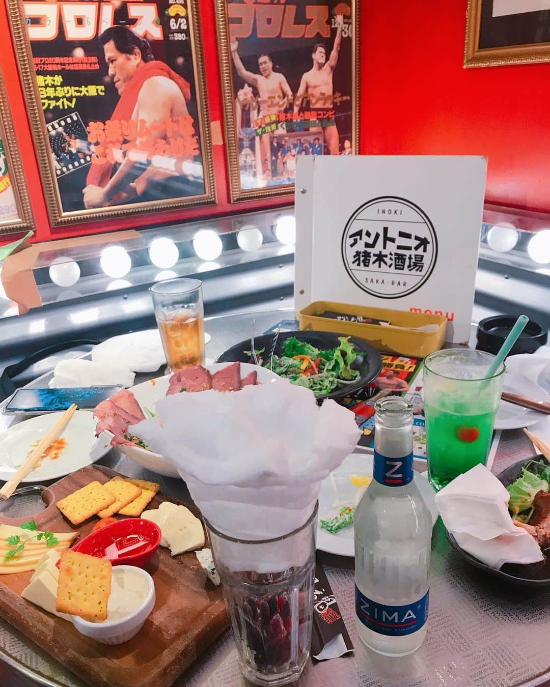 DJ MIYAさんのインスタグラム写真 - (DJ MIYAInstagram)「ねえね～～。「アントニオ猪木酒場」って知ってるぅ～？❤️ 昨日のディナーはここ、新宿東南口からすぐのめっちゃ面白い居酒屋さん「アントニオ猪木酒場 新宿店」へ 食べに行ってきました～～ぁ♪❤️ . .  もうね、店内に入ると 内装が、アントニオ猪木さんなの～～～～！！！！！！！ ほんとすご～い！こんなの初めて見た～！ . .  インスタ映えスポットぉ❤️ 「ちょっと大人のメロンソーダ」も可愛い❤️ 「シャカシャカ 1・2・3 サラダァーッ！！」 の闘魂ガールズによるパフォーマンスは圧巻だよーぉ❤️ . . 「アントニオリブ」 なんと！ご本人のレシピで味付けされた、極上のリブのお肉が柔らかで濃厚なソースだし、めっちゃめっちゃ美味しかったー！❤️ 1本売り（500円）もしているので、食べてみたい方はぜひ❤️ .  お料理も、パワー・スラム (ローストビーフ)ハーフ も、物凄いボリュームでしょーぉ？これでハーフだよぉ。 中央のタレもまた美味しくて、絶品ローストビーフです❤️ . 「ランバーチーズマッチ」こだわりチーズの盛り合わせ(5種類)は、かわいい盛り付け❤️で女子会向けだよねーぇ❤️スモークチーズもすごく美味しかったよぉ❤️ . .  闘魂ガールズの、ダンスショータイムがあり見させていただきましたぁ❤️ もう、ほんっとに可愛すぎて目がハートに♥️なっちゃいましたーぁぁぁ笑❤️💗(o^^o)はまりそう⭐︎ .  月曜から木曜日の21時までは999円で飲み放題ドリンクマッチ しかも、毎日 19:30からはじゃんけん大会✊✌️もやっていてとても楽しーい！💗 . .  ドリンクもインパクトありすぎ～！❤️ コットンキャンディソーダは、ZIMAをわたあめにシュワーっとかけて飲むのー！❤️ . デザートも充実していて、「パワフルフォンダンショコラ」を食べましたぁ❤️💗 これ、見た目もどーんと高さがあって写真撮りたくなるし、とろーっと溢れるチョコレートが美味しすぎたーぁ(^ ^) . . . ほんと、楽しすぎて時間を忘れちゃうアントニオ猪木酒場でーした(o^^o)❤️ 新宿東南口の駅前にあるし、 行ってみてね☆彡 . .  #新宿駅　#新宿グルメ　#アントニオ猪木 #猪木ボンバイエ #プロレス　#新宿居酒屋　#shinjukuizakaya #グルメ女子 #インスタグラマー　#インスタ映え　#アントニオ猪木酒場 #居酒屋さん #新宿ディナー　#新宿南口　#今日のコーデ　#旅インスタグラマー #居酒屋さん　#インフルエンサー　#今日のファッション　#インスタ映えスポット #東京グルメ　#グルメ」11月20日 23時07分 - dj_miya