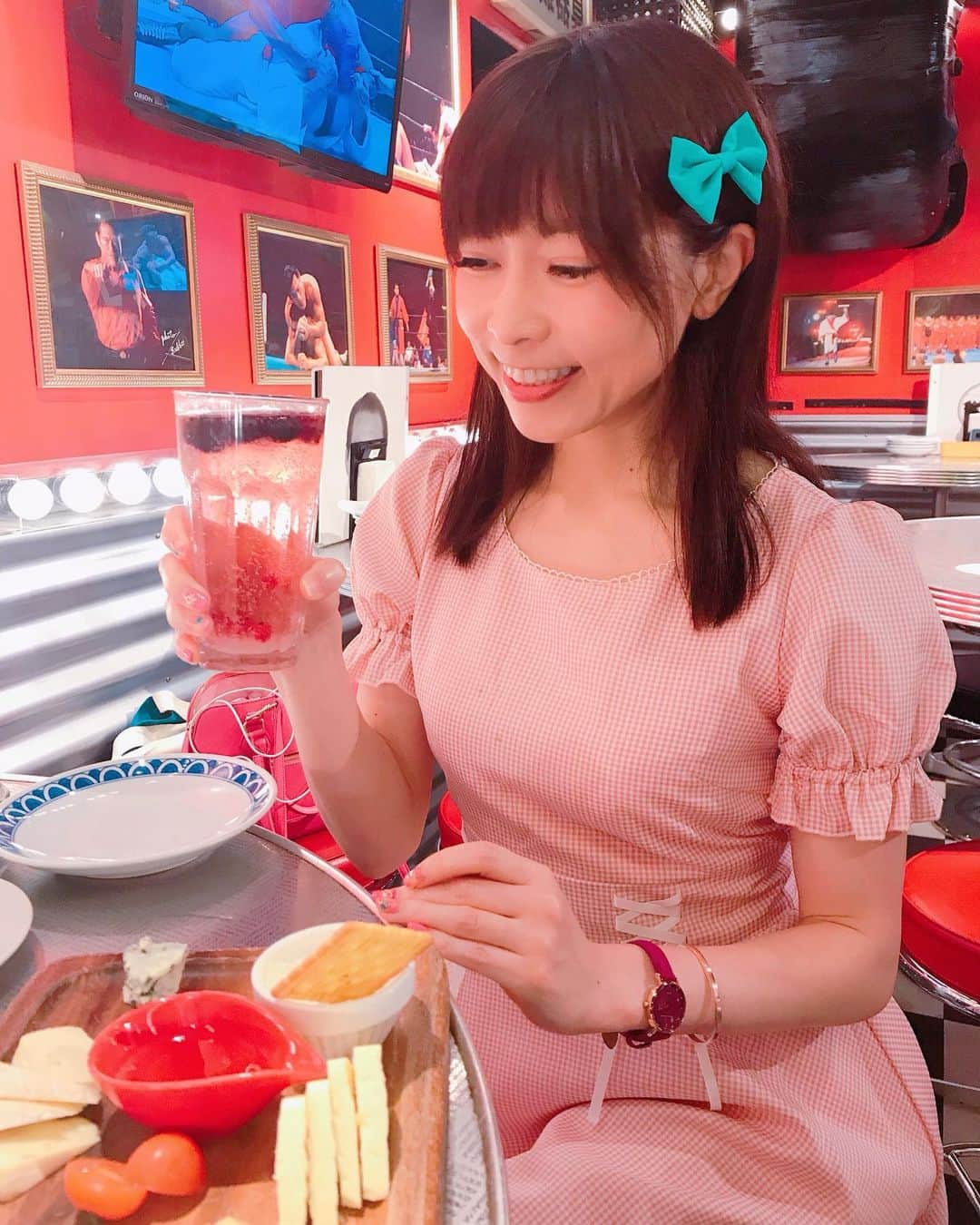 DJ MIYAさんのインスタグラム写真 - (DJ MIYAInstagram)「ねえね～～。「アントニオ猪木酒場」って知ってるぅ～？❤️ 昨日のディナーはここ、新宿東南口からすぐのめっちゃ面白い居酒屋さん「アントニオ猪木酒場 新宿店」へ 食べに行ってきました～～ぁ♪❤️ . .  もうね、店内に入ると 内装が、アントニオ猪木さんなの～～～～！！！！！！！ ほんとすご～い！こんなの初めて見た～！ . .  インスタ映えスポットぉ❤️ 「ちょっと大人のメロンソーダ」も可愛い❤️ 「シャカシャカ 1・2・3 サラダァーッ！！」 の闘魂ガールズによるパフォーマンスは圧巻だよーぉ❤️ . . 「アントニオリブ」 なんと！ご本人のレシピで味付けされた、極上のリブのお肉が柔らかで濃厚なソースだし、めっちゃめっちゃ美味しかったー！❤️ 1本売り（500円）もしているので、食べてみたい方はぜひ❤️ .  お料理も、パワー・スラム (ローストビーフ)ハーフ も、物凄いボリュームでしょーぉ？これでハーフだよぉ。 中央のタレもまた美味しくて、絶品ローストビーフです❤️ . 「ランバーチーズマッチ」こだわりチーズの盛り合わせ(5種類)は、かわいい盛り付け❤️で女子会向けだよねーぇ❤️スモークチーズもすごく美味しかったよぉ❤️ . .  闘魂ガールズの、ダンスショータイムがあり見させていただきましたぁ❤️ もう、ほんっとに可愛すぎて目がハートに♥️なっちゃいましたーぁぁぁ笑❤️💗(o^^o)はまりそう⭐︎ .  月曜から木曜日の21時までは999円で飲み放題ドリンクマッチ しかも、毎日 19:30からはじゃんけん大会✊✌️もやっていてとても楽しーい！💗 . .  ドリンクもインパクトありすぎ～！❤️ コットンキャンディソーダは、ZIMAをわたあめにシュワーっとかけて飲むのー！❤️ . デザートも充実していて、「パワフルフォンダンショコラ」を食べましたぁ❤️💗 これ、見た目もどーんと高さがあって写真撮りたくなるし、とろーっと溢れるチョコレートが美味しすぎたーぁ(^ ^) . . . ほんと、楽しすぎて時間を忘れちゃうアントニオ猪木酒場でーした(o^^o)❤️ 新宿東南口の駅前にあるし、 行ってみてね☆彡 . .  #新宿駅　#新宿グルメ　#アントニオ猪木 #猪木ボンバイエ #プロレス　#新宿居酒屋　#shinjukuizakaya #グルメ女子 #インスタグラマー　#インスタ映え　#アントニオ猪木酒場 #居酒屋さん #新宿ディナー　#新宿南口　#今日のコーデ　#旅インスタグラマー #居酒屋さん　#インフルエンサー　#今日のファッション　#インスタ映えスポット #東京グルメ　#グルメ」11月20日 23時07分 - dj_miya