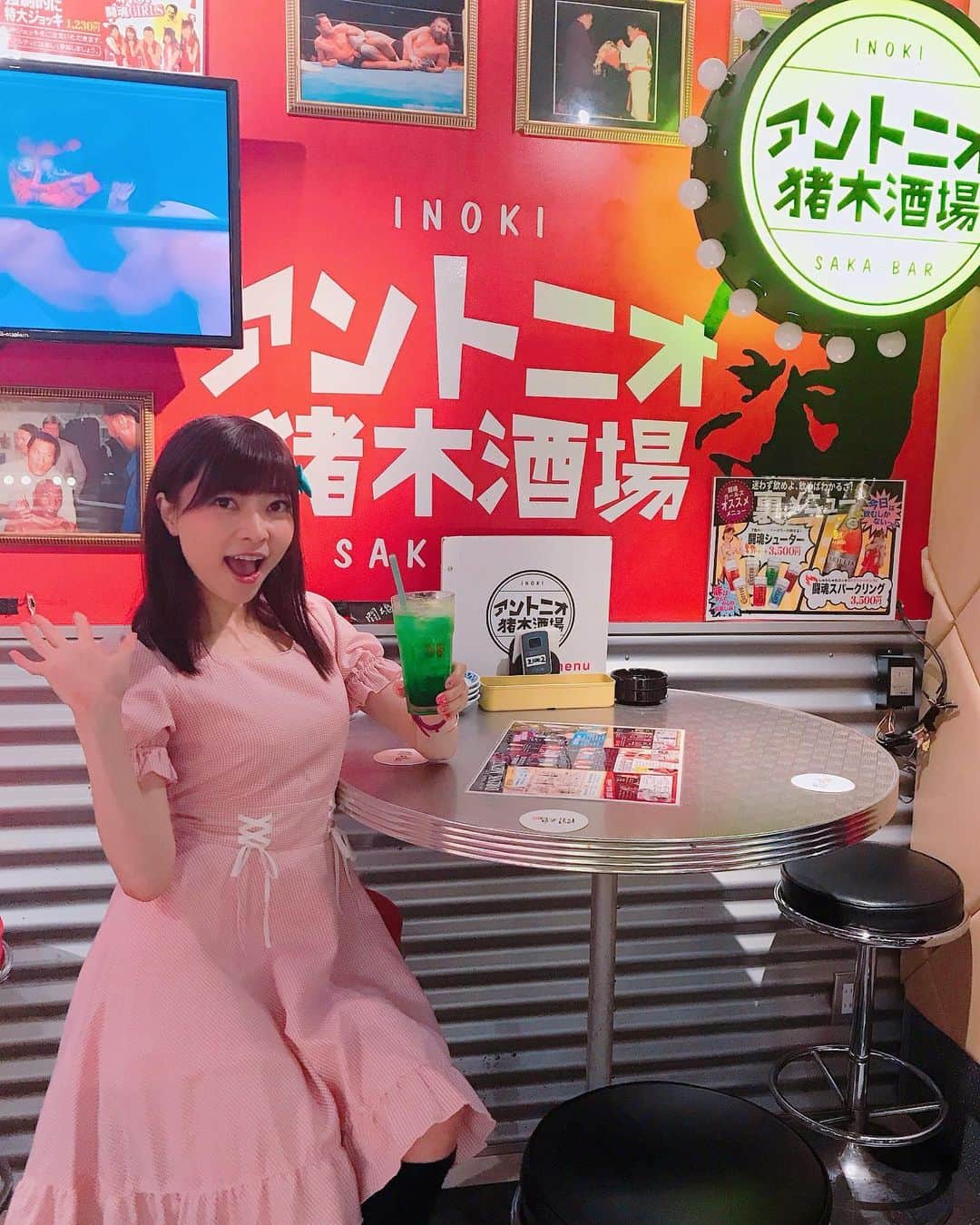 DJ MIYAさんのインスタグラム写真 - (DJ MIYAInstagram)「ねえね～～。「アントニオ猪木酒場」って知ってるぅ～？❤️ 昨日のディナーはここ、新宿東南口からすぐのめっちゃ面白い居酒屋さん「アントニオ猪木酒場 新宿店」へ 食べに行ってきました～～ぁ♪❤️ . .  もうね、店内に入ると 内装が、アントニオ猪木さんなの～～～～！！！！！！！ ほんとすご～い！こんなの初めて見た～！ . .  インスタ映えスポットぉ❤️ 「ちょっと大人のメロンソーダ」も可愛い❤️ 「シャカシャカ 1・2・3 サラダァーッ！！」 の闘魂ガールズによるパフォーマンスは圧巻だよーぉ❤️ . . 「アントニオリブ」 なんと！ご本人のレシピで味付けされた、極上のリブのお肉が柔らかで濃厚なソースだし、めっちゃめっちゃ美味しかったー！❤️ 1本売り（500円）もしているので、食べてみたい方はぜひ❤️ .  お料理も、パワー・スラム (ローストビーフ)ハーフ も、物凄いボリュームでしょーぉ？これでハーフだよぉ。 中央のタレもまた美味しくて、絶品ローストビーフです❤️ . 「ランバーチーズマッチ」こだわりチーズの盛り合わせ(5種類)は、かわいい盛り付け❤️で女子会向けだよねーぇ❤️スモークチーズもすごく美味しかったよぉ❤️ . .  闘魂ガールズの、ダンスショータイムがあり見させていただきましたぁ❤️ もう、ほんっとに可愛すぎて目がハートに♥️なっちゃいましたーぁぁぁ笑❤️💗(o^^o)はまりそう⭐︎ .  月曜から木曜日の21時までは999円で飲み放題ドリンクマッチ しかも、毎日 19:30からはじゃんけん大会✊✌️もやっていてとても楽しーい！💗 . .  ドリンクもインパクトありすぎ～！❤️ コットンキャンディソーダは、ZIMAをわたあめにシュワーっとかけて飲むのー！❤️ . デザートも充実していて、「パワフルフォンダンショコラ」を食べましたぁ❤️💗 これ、見た目もどーんと高さがあって写真撮りたくなるし、とろーっと溢れるチョコレートが美味しすぎたーぁ(^ ^) . . . ほんと、楽しすぎて時間を忘れちゃうアントニオ猪木酒場でーした(o^^o)❤️ 新宿東南口の駅前にあるし、 行ってみてね☆彡 . .  #新宿駅　#新宿グルメ　#アントニオ猪木 #猪木ボンバイエ #プロレス　#新宿居酒屋　#shinjukuizakaya #グルメ女子 #インスタグラマー　#インスタ映え　#アントニオ猪木酒場 #居酒屋さん #新宿ディナー　#新宿南口　#今日のコーデ　#旅インスタグラマー #居酒屋さん　#インフルエンサー　#今日のファッション　#インスタ映えスポット #東京グルメ　#グルメ」11月20日 23時07分 - dj_miya