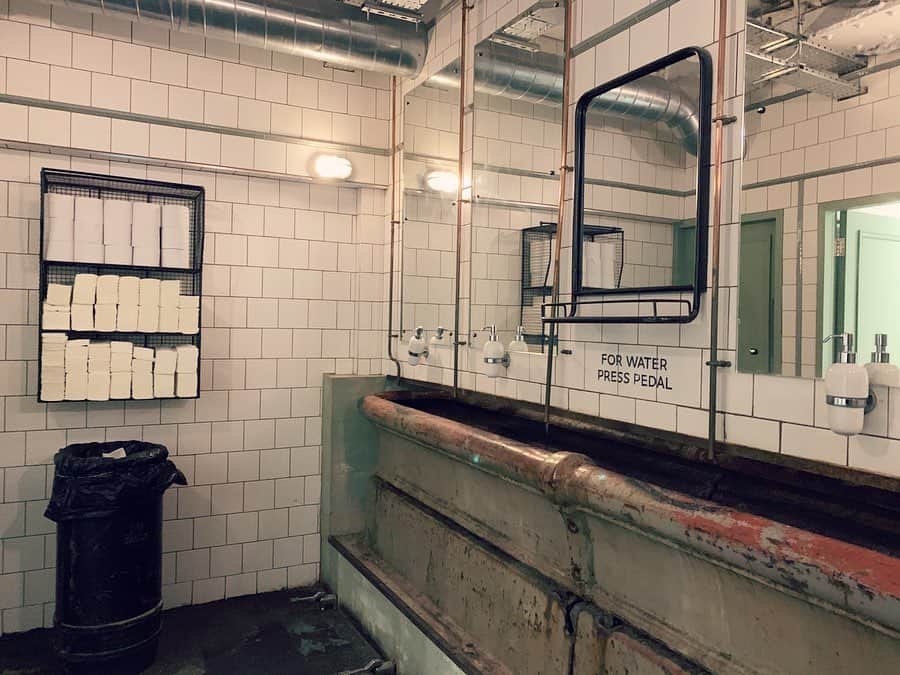 MEGのインスタグラム：「何年ぶりかの、Brixton。素敵なお店だけども、トイレの世界観が凄すぎて、ゾンビ潜んでそうだった。」