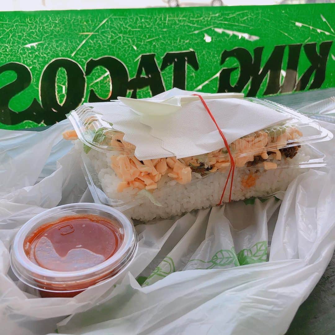 葉月さんのインスタグラム写真 - (葉月Instagram)「ㅤㅤㅤㅤㅤㅤㅤㅤㅤㅤㅤㅤㅤ ▽2019.11.09~11  ㅤㅤㅤㅤㅤㅤㅤㅤㅤㅤㅤㅤㅤ 沖縄で食べたものたち アグー豚のしゃぶしゃぶ なんちゃらかんちゃらって名前の沖縄の魚が入った海鮮サラダ タコライス 沖縄そば ブルーシールアイス(塩ちんすこう)  ㅤㅤㅤㅤㅤㅤㅤㅤㅤㅤㅤㅤㅤ どれもこれもおいしくって おいしくって、わすれられない  ㅤㅤㅤㅤㅤㅤㅤㅤㅤㅤㅤㅤㅤ キングタコス東京にできたらいいのにな  ㅤㅤㅤㅤㅤㅤㅤㅤㅤㅤㅤㅤㅤ  ㅤㅤㅤㅤㅤㅤㅤㅤㅤㅤㅤㅤㅤ 追記(2019.11.21) なんちゃらかんちゃらっておさかなは、 いらぶちゃーらしいです」11月20日 23時10分 - hazu1121