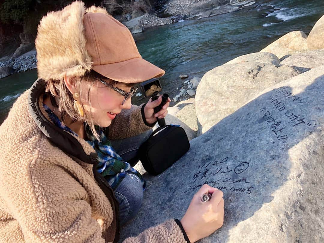 芳美リンさんのインスタグラム写真 - (芳美リンInstagram)「大好きな、 青野原野呂ロッジキャンプ場、 台風での被害から復興を目指しています！  やっと応援に行けました。  インスタではいつも見ていたのですが、 実際に見ると、その被害は計り知れません。  でも、皆様とても前向きに頑張っていて、勇気をもらえました。  新しい地形になった野呂ロッジ、写真📷取り込んで、またアップします。  自分ができることは少ないけど、少しでもお役に立てることがあるといいな。  寄書き？！頼まれました☺ イタズラじゃないよ。（笑）  #青野原野呂ロッジキャンプ場﻿﻿ @aonohara_noro_lodg #青野原#キャンプ#アウトドア #キャンプ場#camp#outdoor #復興祈願#台風19号#野呂ロッジ再開に向かって」11月20日 23時10分 - lynn.lynn5