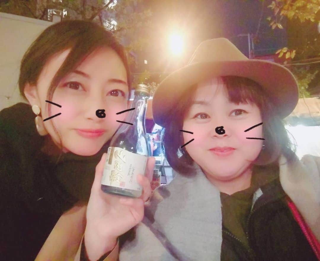 大湯みほさんのインスタグラム写真 - (大湯みほInstagram)「……… てへ😛笑 年甲斐もなくアラフォー女子で、ほろ酔いでスノー❣️ ・ お笑い芸人時代から、仲良くさせてもらっている✨金母ちゃん✨と＾＾彼女は今は、鑑定士として忙しくしてますが…年に一度この✨酉の市🐥✨の時だけは会えるんだよね❣️不思議…✨ ・ 2人でお揃いで✨熊手✨も買えたし♡最近、お仕事運も、なかなか調子よいし♡お酒を飲みながら、今夜も不思議な話に花が咲いてしまいました🌷今日もありがとうございました！✨ ・ #酉の市 #熊手 #師走 #鷲神社 #⛩ #🙏 #健康で元気に令和元年を越せますように #感謝」11月20日 23時22分 - nukazukemiho0320