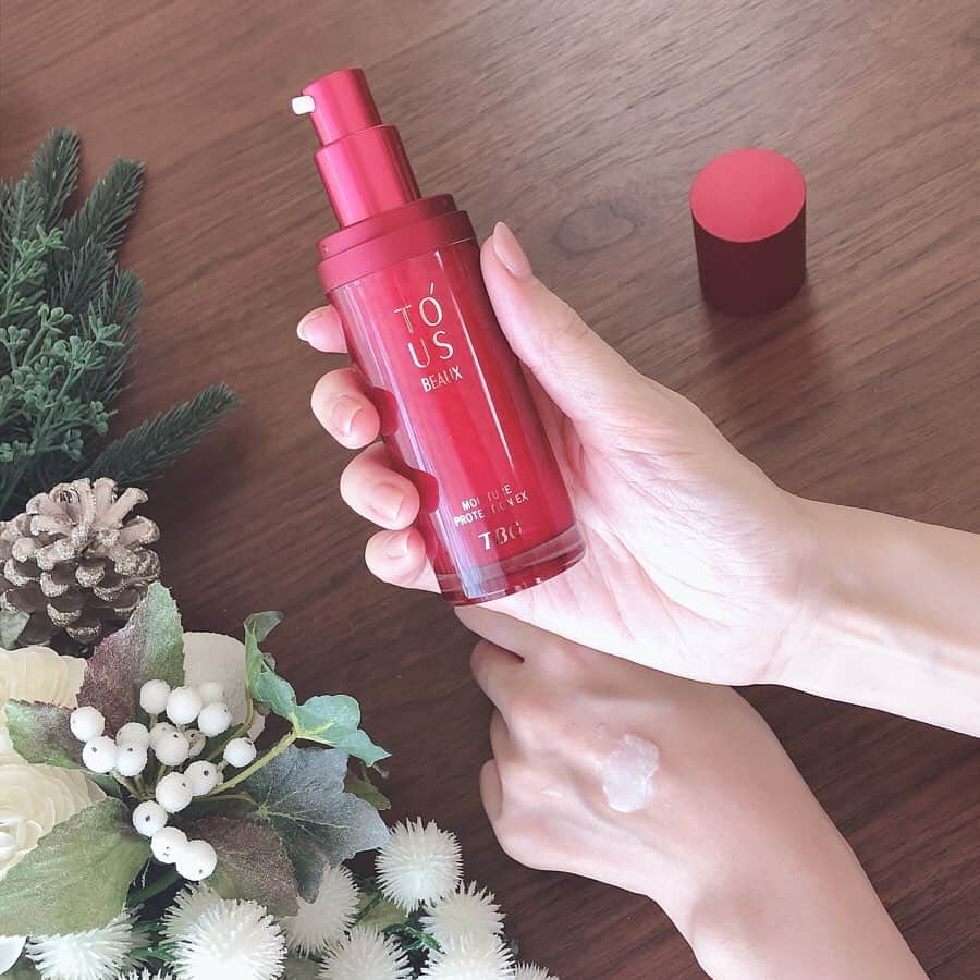 のインスタグラム：「あっという間に秋が終わりそう🌾 特に乾燥する冬に向けて、エステティックTBCのTO'US BEAUX トゥアス ボー モイスチュアプロテクションEXを使い始めました☺️ . 私はスキンケアは基本コスパの良いものをたっぷり使う派なのですが、やはりエステの高級品はちがう😭😭 肌に馴染ませた瞬間、これは凄いやつだー‼️と確信。 濃厚なテクスチャーで、肌が内側から潤ってもちもちに。発光するみたいにぴかぴかになって凄いんです👏✨ . 整肌成分と保湿成分が配合されたカプセルが使うときに混ざり合って、見た目も美しいよ❤️ シトラスフローラルの香りも心地良くて、自分へのご褒美やギフトにもオススメです☺️ . #TBC #トゥアスボー #美容 #美肌 #肌活 #ツヤ肌 #艶肌 #セルフケア #スキンケア #保湿 #美容液 #贅沢 #ラグジュアリー #コスメレビュー #PR  #ギフト #コスメギフト #美容 #美容好きな人と繋がりたい #コスメマニア #もっちり肌」