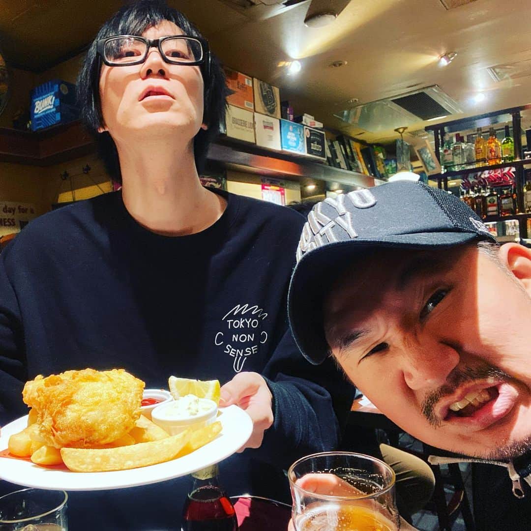 植田朝日のインスタグラム：「🇬🇧🇬🇧🇬🇧﻿ ﻿ 最近、またつるんでる杉本善徳とロンドンはカムデンタウンについて熱く語る⁉️﻿ ﻿ 勿論、その気になる為にフィッシュ&チップスを喰いながらな！w﻿ ﻿ 大事なのはイマジネーションっす‼️﻿ ﻿ #カムデン #イギリス #杉本善徳」