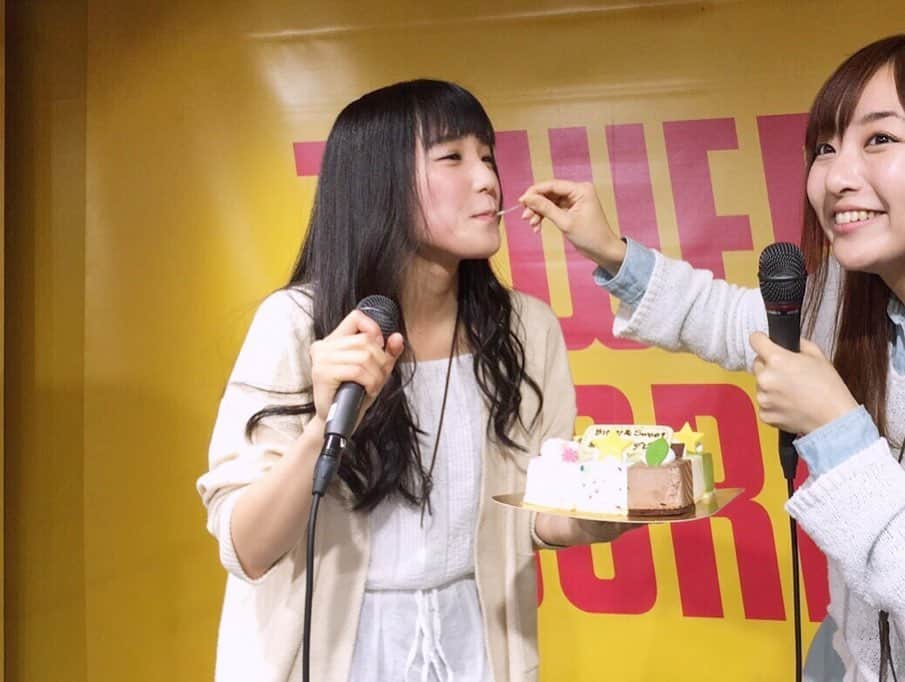 長谷川萌美さんのインスタグラム写真 - (長谷川萌美Instagram)「. . 田﨑あさひバースデーライブでした‼️ あさひちゃん、お誕生日おめでとう！！🎉🥂🎂😊 . 24歳、より素敵な一年になりますように💗 . 生誕ライブ楽しかった✨ 一緒に踊って歌ったりしました たくさんの愛を感じたライブでした☺️💓 . あさひちゃんの衣装は紅白色の ベトナムのアオザイ🇻🇳 その民族衣装に合わせて インドのサリー🥻の私 こうゆうテイストは初めて 心躍ります！ . ありがとうございました✨ 改めて、お誕生日おめでとう❤️ . ライブ後SHOWROOMも配信しました！ 観てくださった方ありがとうございました！ . 今日のライブの写真は頂いたら明日、載せます♡ .  #ビタスイ #田﨑あさひ #24 #バースデー #birthday #誕生日 #BD #TABD #天王洲kiwa #天王洲アイル #ライブ #live #bittersweet #おめでとう #🎂 #🎉 #🎤 #❤️」11月20日 23時25分 - moemi_hasegawa