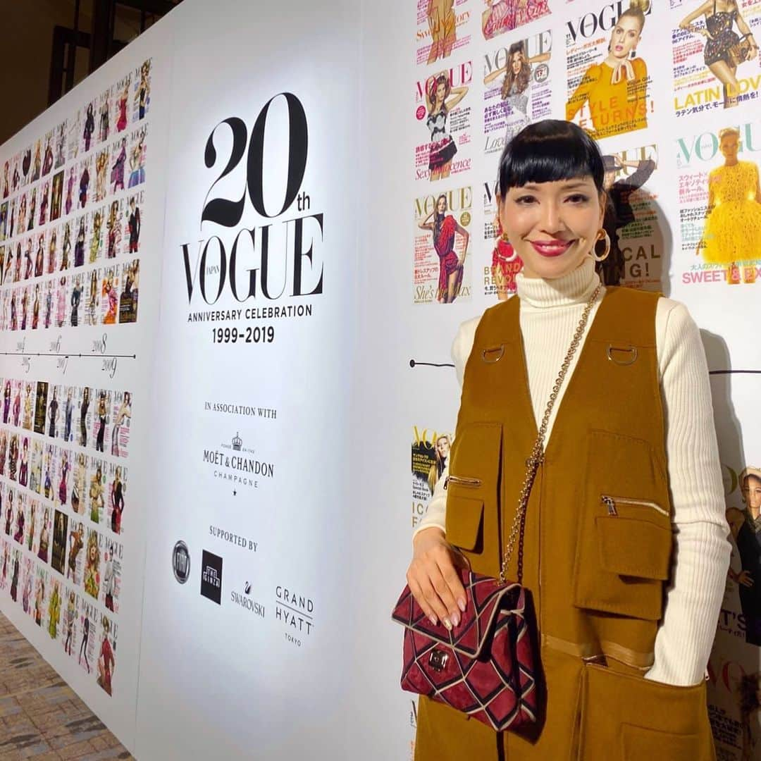 アンミカさんのインスタグラム写真 - (アンミカInstagram)「【VOUGE JAPAN】創刊20周年パーティーへ✨ お互い仲良し夫婦のMIYAVI & melody夫妻と❤️美男美女で、互いを尊敬、尊重し合ってる感じがとても素敵で、私達夫婦から見て、とっても理想的な二人です❤️❤️ 。 渡辺直美ちゃんのビヨンセのパフォーマンスは、SEXYで最高✨ 。 Woman of the Year 2019 は黒柳徹子さんやこんまり、指原莉乃ちゃん、松任谷由美さん、渋野日向子ちゃん達が選出✨ 。 創刊20周年おめでとうございます㊗️🎊 。 #私は大阪のロケ帰りで駆けつけたのでbagを赤にブーツを赤茶に変えて参加 #前髪を切るか悩んでるのでしばらくは前髪カツラを楽しみます♫ #渡辺直美ちゃんのパフォーマンスは所作も仕草も最高に良い女〜✨ @voguejapan @voguemagazine @voguebeauty @miyavi_ishihara @theodoremillertokyo  @watanabenaomi703」11月20日 23時30分 - ahnmikaofficial