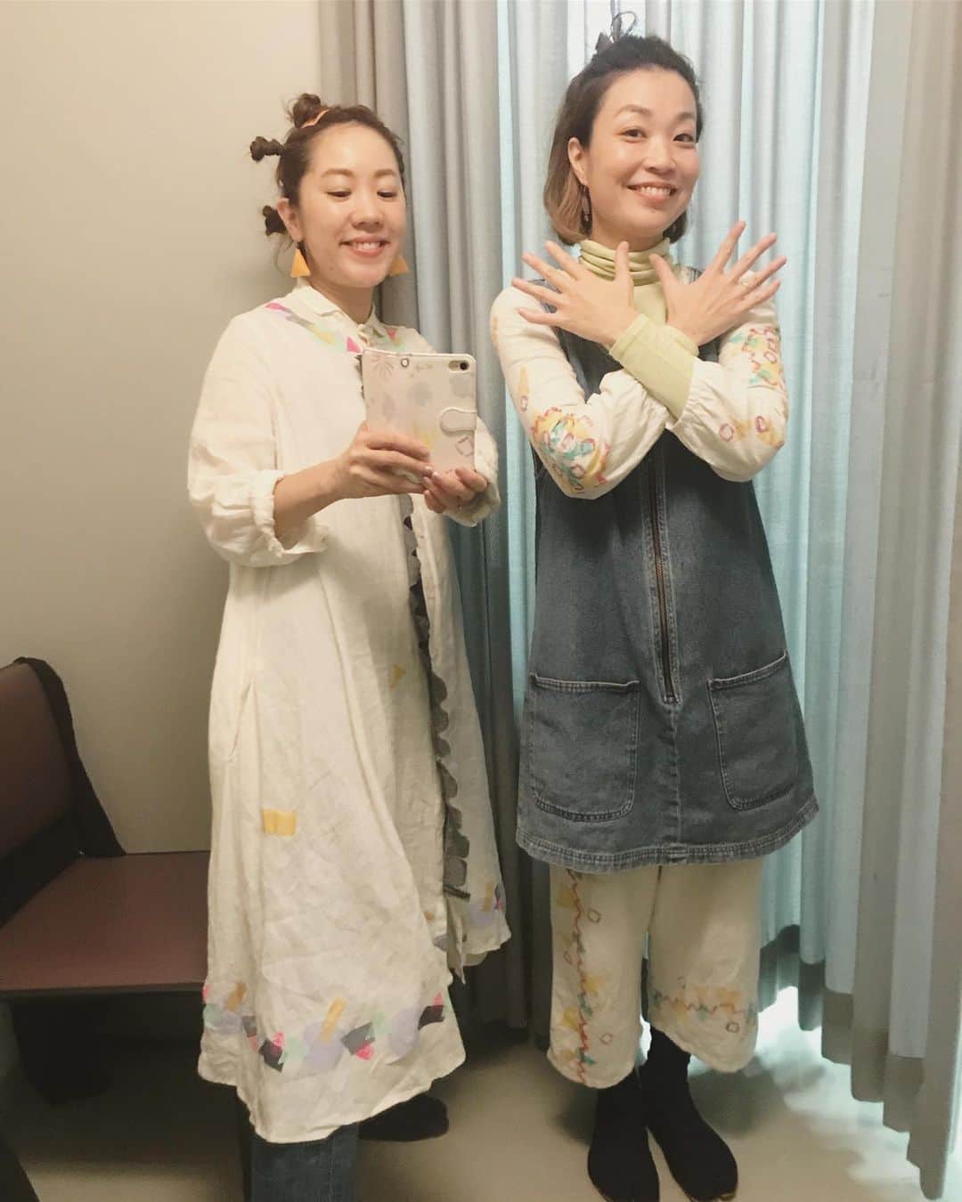 松本野々歩のインスタグラム：「衣装のこと  いろんな形をスタンプして作りました  今回の舞台とワークショップのテーマが「かたち」だったので メンバーをイメージして 一つ一つよなよなぺったぺた （れいなは自分で）  いやぁ　なかなかかわいい！ そして　楽しかったな  #ロバートバーロー #舞台衣装」