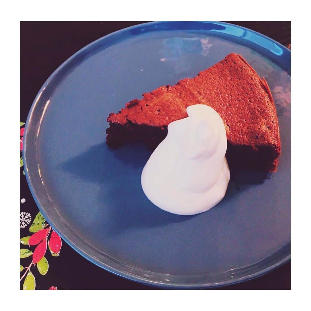 納富有沙のインスタグラム：「. I baked gateau chocolat with my friends at home❣️ It became the most delicious chocolate cake I've ever had😍😍😍 It's so much fun cooking with friends❤️ . . . お友達と一緒にガトーショコラを手作りしたよ〜😊 今まで食べたガトーショコラの中で1番美味しくできた！！！最高でした！！🥰✨✨ みんなで一緒に作るのとっても楽しかったな〜😆💞 . . . #cooking #cookingram #baking #bake #homemade #cake #chocolatecake #gateauchocolat  #japan #usa #actress  #ケーキ作り #お菓子作り #お菓子作り好きな人と繋がりたい #手作りケーキ #ガトーショコラ #とみーずキッチン」