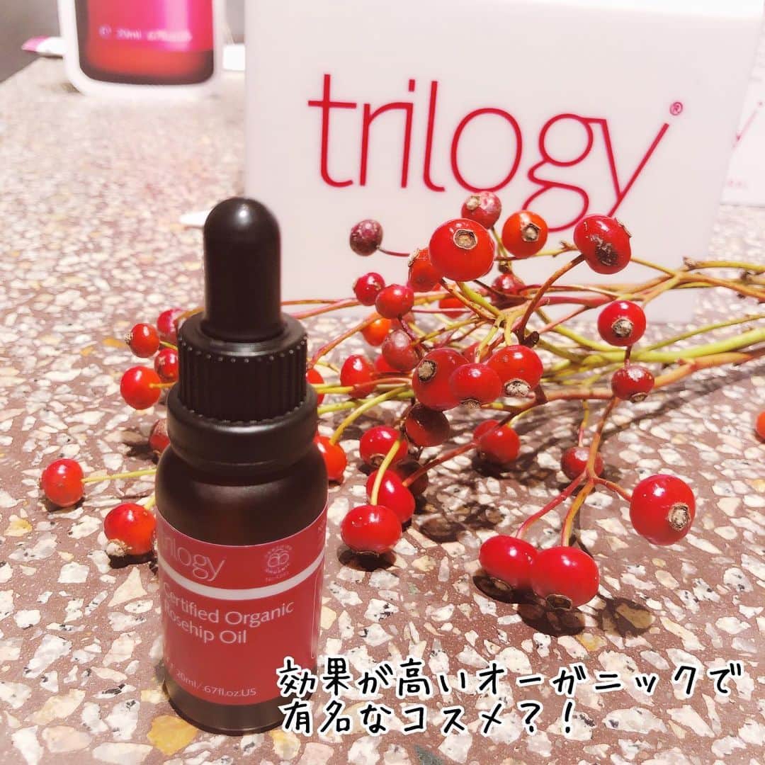 小西さやかのインスタグラム：「〈効果が高いオーガニックで有名なコスメ？！〉 アシスタントうこんさん　@ucon3 がトリロジー発表会をレポ！ . トリロジーと言えば、私の最初の著書なまけ美容入門で、効果が高いオーガニックコスメとして紹介したローズヒップオイルが有名！ローズヒップにビタミンAが豊富でエイジングケアに使えるんです！ . トリロジーが使用するオイルは全て種子のみから抽出した種子オイル。 . なんと驚くことにトマトやいちごも、小さな種子だけを集めてオイルをとっているそう！！ トリロジーのラインナップには敏感肌ようの商品も。 . 【ベリージェントルオイル】は、赤みをおさえる鎮静効果が高いので、毎日の髭剃りで傷ついた男性の肌にもオススメとのこと！ . 美白効果が期待できる【ロザピンプラス】は、お使いのボディークリームに少し混ぜるだけで黒ずみが気になる肘や膝といった全身のケアが簡単にできるそう！ . これからの時代は、ナチュラル、オーガニックコスメにも効果感が求められそうです。 , #トリロジー #trilogy #オイル #美容オイル #ローズヒップオイル #ローズヒップ #オーガニックオイル #ローズヒップオイルフェス #コスメキッチンアダプテーション #オーガニック先進国 #NZ #ニュージーランド #なまけ美容入門 #ビタミンA  #エイジングケア #種子オイル #鎮静効果 #敏感肌 #ベリージェントオイル #美白効果 #ロザピンプラス #ナチュラルコスメ #オーガニックコスメ #ボディークリーム #ボディーオイル #必須脂肪酸 #オーガニック認定 #乾燥 #美肌作り #保湿」