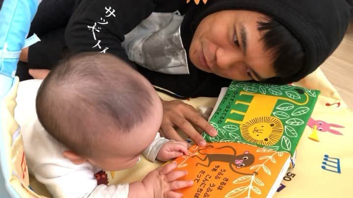 のインスタグラム：「もじもじくん乱入で荒れる赤子。 . #毎日赤子 #邪魔しないでええええ #親子 #読み聞かせ #大失敗 #すくすく子育て」