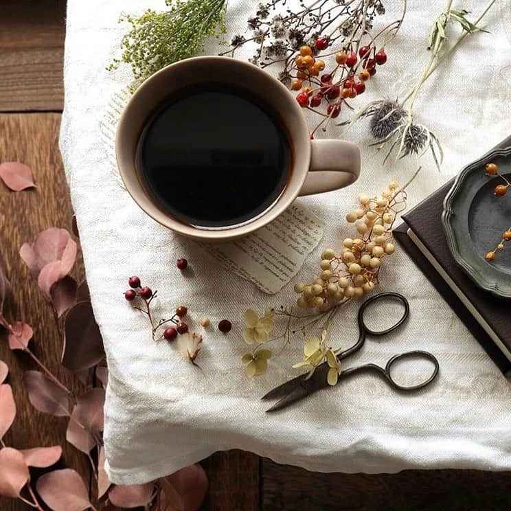 スマホの写真が売れちゃうアプリ「スナップマート」さんのインスタグラム写真 - (スマホの写真が売れちゃうアプリ「スナップマート」Instagram)「深まる秋を感じながら、お気に入りの空間で美味しいコーヒーを楽しむ☕️そんなひと時が、とても幸せに感じられます💐﻿ ﻿ ﻿ #Snapmart で見つけた素敵なお写真の紹介です📸﻿ 🍂今日は @rioka.ririri さん﻿ ﻿ #Snapmart のタグをつけてシェアいただくと、公式でピックアップさせていただくかもしれないので、よければタグをつけてみてくださいね😊﻿ ﻿ snapmart.jp#コーヒータイム #コーヒーのある暮らし #コーヒー大好き #コーヒーのある生活 #コーヒーブレイク #花のある暮らしが好き #ドライフラワー好き #ドライフラワーカフェ #botanical #botanicallife #日々の暮らしを楽しむ #花のある暮らしを楽しむ #アンティークのある暮らし #俯瞰 #ミラーレス一眼レフ #my_eos_photo #eos #eosm100 #my_eosm100 #mylife #indy_photolife #photo_life_best #dailylife #coffeetime #coffeelover #specialtycoffee #Snapmart #スナップマート」11月21日 9時01分 - snapmart.jp