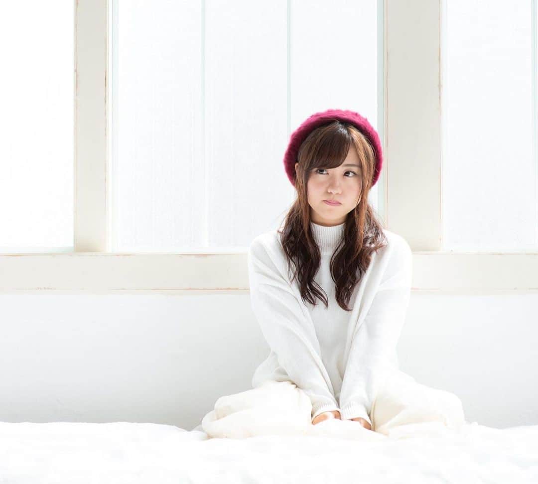河村友歌のインスタグラム：「配色的に国旗🇯🇵 #ポートレート#ベレー帽」