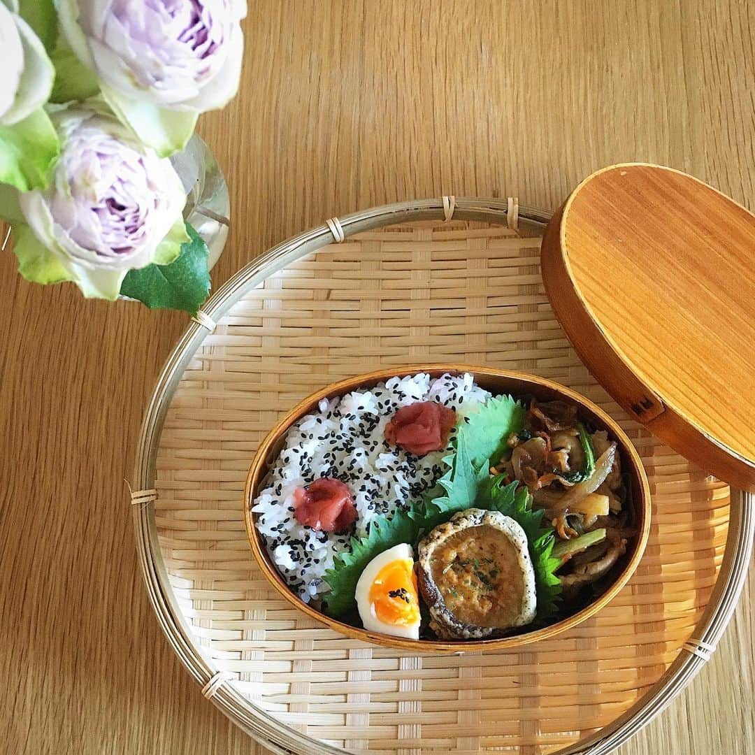 ecruのインスタグラム：「2019/11/21 (thu) 今日はおにぎり＆唐揚げ弁当でしたが写真を撮る時間はなく、これは昨日のお弁当。 昨日も慌ただしく、焼肉にマカロニサラダといういつものメニューでした。 ・ 今日も朝から寒いので、暖かくして過ごします。 ・ #gonben #お弁当 #obento #bento #lunch #lunchbox #food #foodpic #foodphoto #ごん弁当 #instafood #instagood #yummy #love #japan #japanesefood #大学生弁当 #クロワッサンお弁当部　#クロワッサン普段弁当　#thankyou #onthetable #日々 #暮らし #お弁当記録 #ランチボックス  #曲げわっぱ #花のある暮らし　#薔薇」