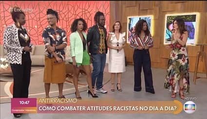 ファチマ・ベルナルデスのインスタグラム：「Não, não somos todos iguais. Somos um povo diverso, o que pode ser bom. Mas somos socialmente desiguais, o que é muito ruim. Nesse dia da #consciencianegra, vale a reflexão: o que estamos fazendo pra derrotar o racismo? Esse é um problema de todos nós. No #encontrocomfatima, falamos francamente sobre como ele está entranhando no nosso dia-a-dia e aprendemos muito sobre como ser um agente transformador dessa realidade que ainda leva sofrimento a mais da metade do povo brasileiro. #20denovembro  #racismo #naobastanaoserracistatemqueserantirracista」