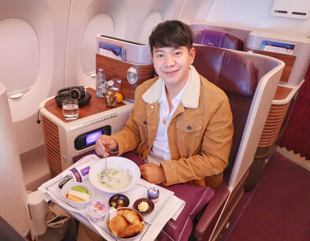 アイス・サランユーのインスタグラム：「ผ่านไปอย่างรวดเร็วกับItaly Trip 2วันครึ่ง ของศรัณยู!3เมือง Rome,Pisa,Florence Happyมาก&ระห่ำมาก 🤣 ❄ลงเครื่องวันนี้ 21พย62เตรียมเดินทางต่อไป จันทบุรี ร้องเพลง #งานเลี้ยงภายในไว้ใจผม คืนนี้ (เสร็จงานตีรถกลับ กทม เลย) ❄พรุ่งนี้เช้า22พย62 เวลา 7:30 พบกันสดๆ สนามข่าวบันเทิง ช่อง7HD จะไปร้อง&เต้น ท่า #ดึกดึ่กดึ๊ก ให้ได้ฟังกันครับ  19:30 พบกัน @theinnerofficial เอสพลานาดรัชดา ❄เสาร์23พย62 งานBigLiveShow Go on (Big FM) 15:00 สระบุรี ❄อาทิตย์24พย62 เทศกาลท่องเที่ยวแม่เมาะครั้งที่15 On Stage19:00 จ.ลำปาง  เอาหล่ะ จะงีบจะหลับในทุกช่วงที่มีโอกาส ให้ได้มากที่สุด✌  ปล ขอบคุณพี่จั่น(IM)&พี่ๆลูกเรือ Flight TG945 Rome-Bkkที่ดูแลIceอย่างดีนะครับ ยินดีที่ได้พบกันครับ❤🙏 #icesarunyuaroundtheworld」