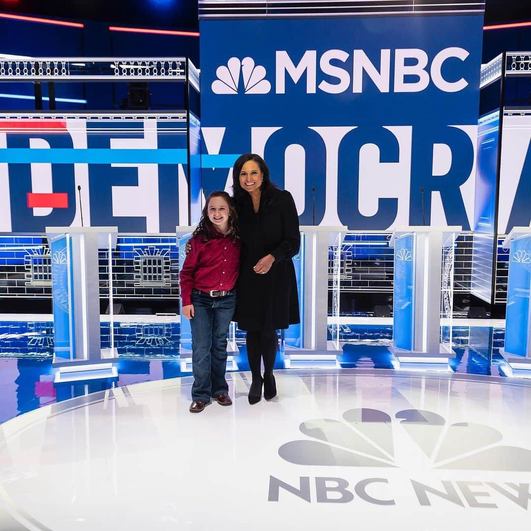 エレン・デジェネレスさんのインスタグラム写真 - (エレン・デジェネレスInstagram)「The Democratic debate is on @MSNBC at 9PM ET tonight! My favorite little politician, Macey, is very excited to be there. #DemDebate @kristen.welker」11月21日 9時29分 - ellendegeneres