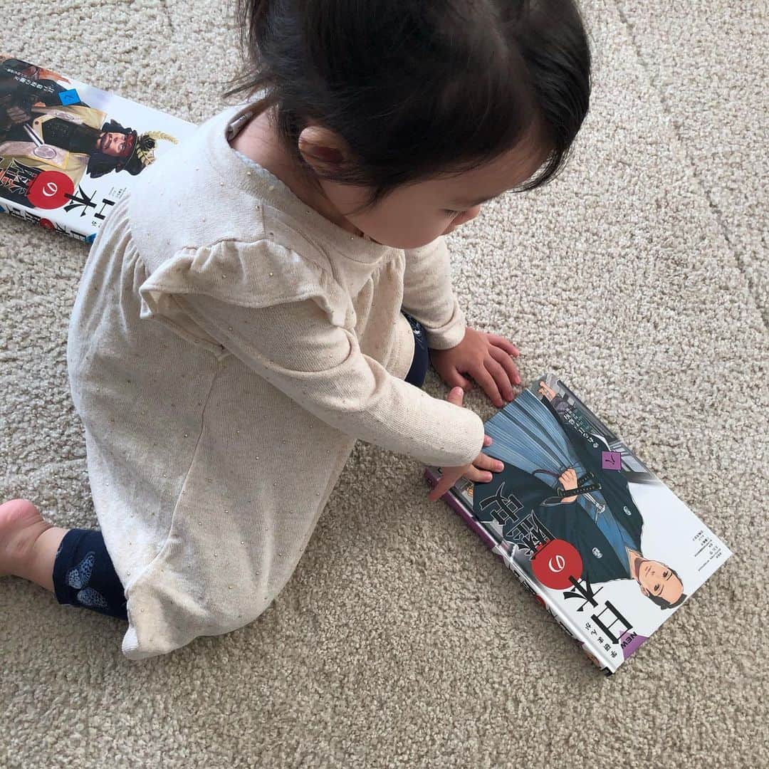 田中雅美さんのインスタグラム写真 - (田中雅美Instagram)「本棚から選んだ本が日本の歴史。 ほーりーさんのところに弟子入りさせよかな。。。 #2歳児 #女の子 #選んだ本が日本の歴史 #歴女　？ #堀口茉純　さん #弟子入りさせよかしら」11月21日 9時30分 - tanakamasami_official