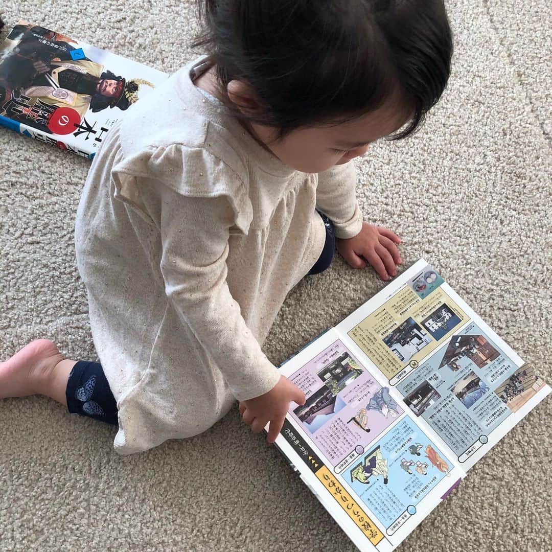 田中雅美さんのインスタグラム写真 - (田中雅美Instagram)「本棚から選んだ本が日本の歴史。 ほーりーさんのところに弟子入りさせよかな。。。 #2歳児 #女の子 #選んだ本が日本の歴史 #歴女　？ #堀口茉純　さん #弟子入りさせよかしら」11月21日 9時30分 - tanakamasami_official