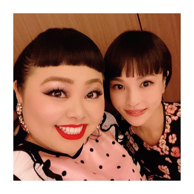 清川あさみさんのインスタグラム写真 - (清川あさみInstagram)「今年輝いた女性たち受賞者の華やかな皆さんと舞台裏にて✨記念撮影してきましたよ✨トロフィーは私も2012年の受賞したからこそ分かる..記念のもの。 ずっと残る作品みたいなトロフィーを心掛けました。片付けコンサルタントのコンマリさん、久しぶりに会えた大好きな杉咲花ちゃん、綾瀬はるかちゃん、大活躍のAKB美女採集以来の指原莉乃ちゃん、存在感が凄いレジェンド黒柳徹子さん、etc・・・ みんな輝いてます✨司会の直美ちゃんも。知った顔に沢山お会いできて良かった🙏再会と新しい出会いに感謝。 何よりトロフィーを可愛い💕綺麗！と皆さんが本当に喜んでくれたのをその場でみれて嬉しかったです。 #konmari #naomiwatanabe #tetukokuroyanagi  #hanasugisaki #rinosashihara  #嬉しい再会  @voguejapan #20周年おめでとう㊗️#壇上でもお話して下さった徹子さまと花ちゃん #Love🌸　#vogue #受賞  @hanasugisaki @watanabenaomi703 @rino_sashihara @mariekondo @tetsukokuroyanagi #voguewomenoftheyear  一瞬だけいたpartyも大盛り上がりなご様子でした」11月21日 9時22分 - asami_kiyokawa