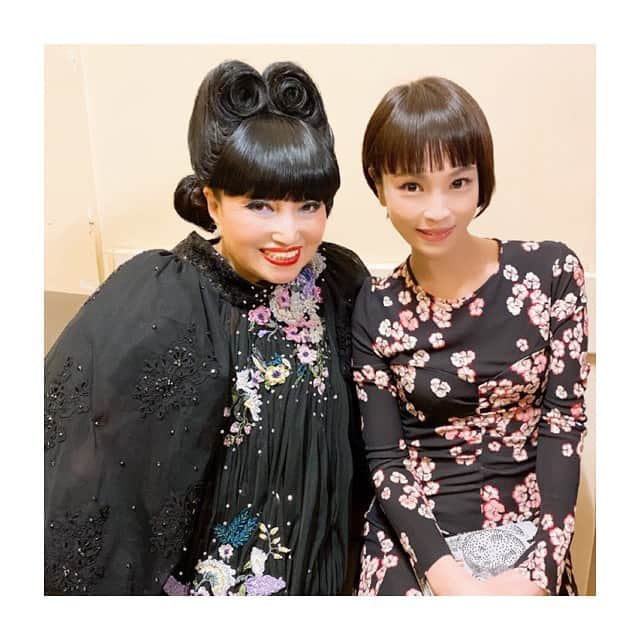 清川あさみさんのインスタグラム写真 - (清川あさみInstagram)「今年輝いた女性たち受賞者の華やかな皆さんと舞台裏にて✨記念撮影してきましたよ✨トロフィーは私も2012年の受賞したからこそ分かる..記念のもの。 ずっと残る作品みたいなトロフィーを心掛けました。片付けコンサルタントのコンマリさん、久しぶりに会えた大好きな杉咲花ちゃん、綾瀬はるかちゃん、大活躍のAKB美女採集以来の指原莉乃ちゃん、存在感が凄いレジェンド黒柳徹子さん、etc・・・ みんな輝いてます✨司会の直美ちゃんも。知った顔に沢山お会いできて良かった🙏再会と新しい出会いに感謝。 何よりトロフィーを可愛い💕綺麗！と皆さんが本当に喜んでくれたのをその場でみれて嬉しかったです。 #konmari #naomiwatanabe #tetukokuroyanagi  #hanasugisaki #rinosashihara  #嬉しい再会  @voguejapan #20周年おめでとう㊗️#壇上でもお話して下さった徹子さまと花ちゃん #Love🌸　#vogue #受賞  @hanasugisaki @watanabenaomi703 @rino_sashihara @mariekondo @tetsukokuroyanagi #voguewomenoftheyear  一瞬だけいたpartyも大盛り上がりなご様子でした」11月21日 9時22分 - asami_kiyokawa