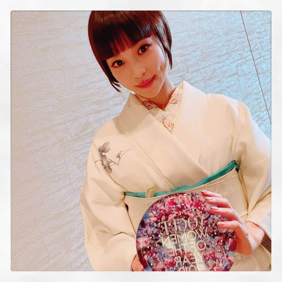 清川あさみさんのインスタグラム写真 - (清川あさみInstagram)「今年輝いた女性たち受賞者の華やかな皆さんと舞台裏にて✨記念撮影してきましたよ✨トロフィーは私も2012年の受賞したからこそ分かる..記念のもの。 ずっと残る作品みたいなトロフィーを心掛けました。片付けコンサルタントのコンマリさん、久しぶりに会えた大好きな杉咲花ちゃん、綾瀬はるかちゃん、大活躍のAKB美女採集以来の指原莉乃ちゃん、存在感が凄いレジェンド黒柳徹子さん、etc・・・ みんな輝いてます✨司会の直美ちゃんも。知った顔に沢山お会いできて良かった🙏再会と新しい出会いに感謝。 何よりトロフィーを可愛い💕綺麗！と皆さんが本当に喜んでくれたのをその場でみれて嬉しかったです。 #konmari #naomiwatanabe #tetukokuroyanagi  #hanasugisaki #rinosashihara  #嬉しい再会  @voguejapan #20周年おめでとう㊗️#壇上でもお話して下さった徹子さまと花ちゃん #Love🌸　#vogue #受賞  @hanasugisaki @watanabenaomi703 @rino_sashihara @mariekondo @tetsukokuroyanagi #voguewomenoftheyear  一瞬だけいたpartyも大盛り上がりなご様子でした」11月21日 9時22分 - asami_kiyokawa