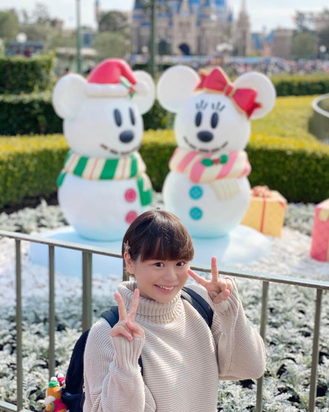 のインスタグラム：「おはようございます☀ 寒いねっ！毛布にくるまってます！ 今日は楽しみなことがあるんだー😉💕 . 写真はクリスマスシーズンの夢の国と普段のめがね竹尾です(笑) めがねかけてると、よく誰？って聞かれます。でも、めがねかけてると落ち着くのです☺️ . #tdl#ディズニーランドクリスマス#めがね女子#尾美」