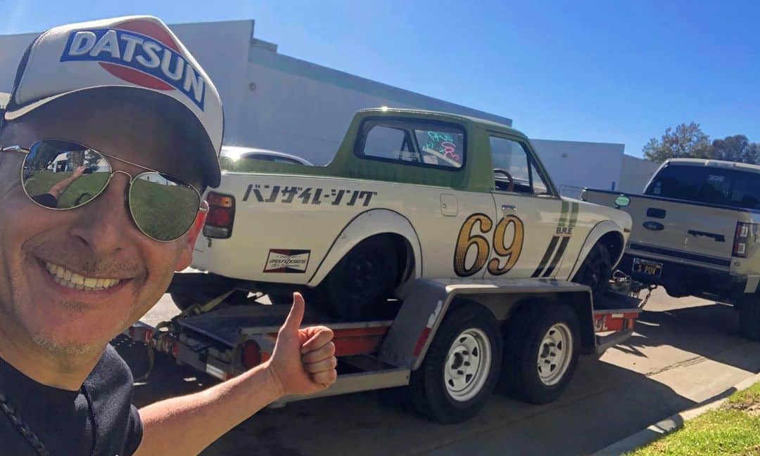 スティーブのインスタグラム：「I cannot believe that the Sunny Truck I first saw at Tokyo Auto Salon is now sitting in my garage in America!! Wow! its like a dream! Follow the story of its trip here to the USA from Japan. Special thanks to @toprankimporters for making the process so easy. New video now live on Steve’s POV YouTube.  Link in profile.  約2年前に初めて見たサニトラがまさかアメリカへ来ちゃうとは驚き！サニトラにはこれから第２の生活を楽しんで欲しいですね〜 新作動画はただいま公開中です！　動画へのリンクはプロフィールページにてあります！チャンネル登録もよろしくお願いします🤲」