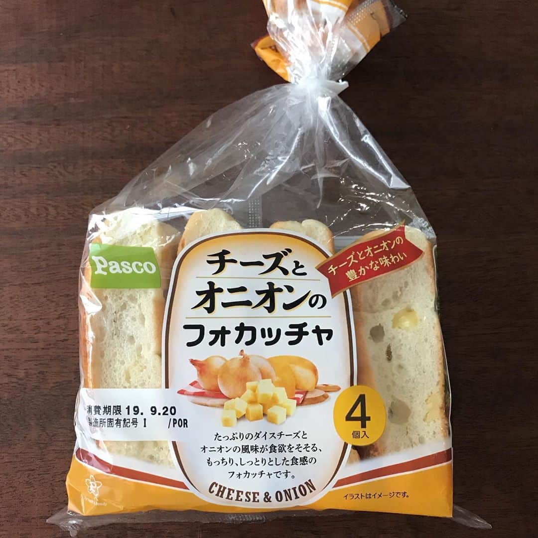 山本ゆりさんのインスタグラム写真 - (山本ゆりInstagram)「ブログでも書いたんですが、Pascoさんで9月から発売してる新商品、チーズとオニオンのフォカッチャがめっちゃ美味しいです。﻿ ﻿ 食事パンのフォカッチャというより惣菜パン。チーズの美味しいパン。単品で食べても美味しいように作られた商品だそうです。﻿ ﻿ ダイスチーズが入ってるけどオニオンに関しては中に練りこんであるタイプなんで、玉ねぎ苦手でも全然いけます。ほんの数ミリの玉ねぎも絶対に見逃しませんよ私は…てくらい苦手やったら無理やけど。﻿ ﻿ さらにピザ用チーズをのっけて、トースターで溶けるまで焼き、蜂蜜かメープルシロップをかけ、黒胡椒をふる【ハニーダブルチーズフォカッチャ】がほんとおすすめなんで、あまじょっぱい好きの方は是非試してみてください。﻿ ﻿ #フォカッチャ #パスコ #レシピ #簡単レシピ #おうちごはん #朝ごはん #4枚目はパジャマで納豆を混ぜる次女 #よその子とゴーヤは成長が早い」11月21日 9時32分 - yamamoto0507
