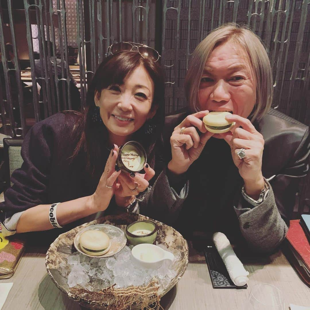 中島史恵さんのインスタグラム写真 - (中島史恵Instagram)「あきらさんが結婚10周年のお祝いに、都内の夜景が観えるホテルのお寿司屋さんに連れて行ってくれました😊。 その前にお仕事の打ち合わせで一緒だったのですが、ご飯食べよう！とのお誘いは頂いてたのですが、お店もそしてこのお祝いもサプライズだったので嬉しびっくり‼️ とはいえ、メニューみても値段の高さに、主婦目線になってドキドキなのですが💦今日は、甘えさせて頂いちゃおうかなっ😊  その前のお仕事の話でも、建設的に、前向きな話も出来て改めて『初心忘れず頑張らろう⭐️』という気持ちに改めてさせてくた新たなステージの扉を開けるべく出発の日となれました❣️ 全ての皆さんに、そして今こうやって元気に毎日お仕事させて頂けてる状況や自分の身体にも改めて感謝です💜。あきらさんから、今彼が気に入ってるというマザーテレサさんの素敵な言葉も頂きました😊。 『〜神様は私達に、成功して欲しいなんて思ってませんよ。ただ挑戦することを望んでるだけです😊💜〜』 今日も素敵な１日を❤️ #結婚10周年💜 #夜景の観える素敵なホテルのお寿司やさん💜 #感謝💜 #マザーテレサの言葉💜」11月21日 9時36分 - fumielove0614