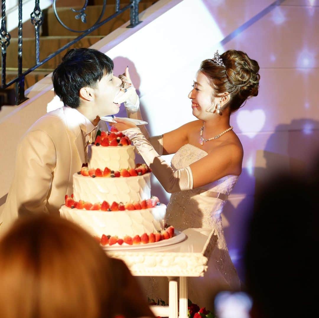 ホテルモントレ ラ・スール大阪ウエディングのインスタグラム：「@lasoeurosaka_wedding ビッグスプーン💕 ファーストバイトは人気の演出♡ . . . #モントレ花嫁 #ホテルモントレラスール大阪  #モントレウェディング #モントレ #モントレラスール大阪 . . #dressy花嫁  #marry花嫁  #プレ花嫁 #卒花嫁 #全国の花嫁さんと繋がりたい  #weddingdress #takamibridal  #wedding #結婚式 #ホテル」
