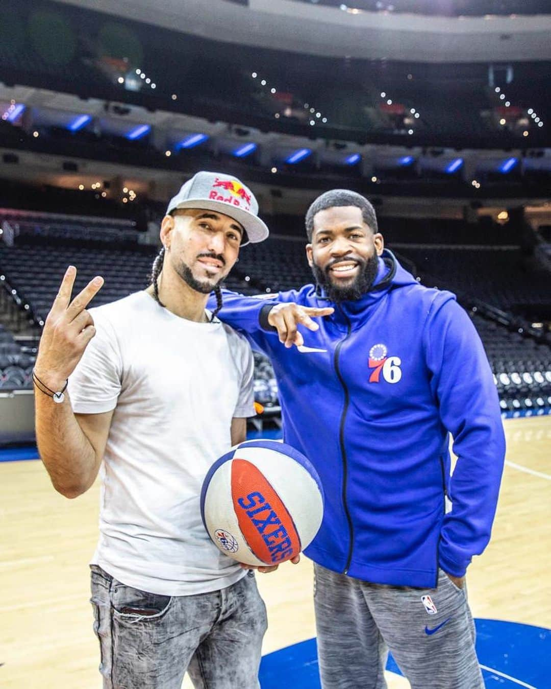 ショーン・ガルニエさんのインスタグラム写真 - (ショーン・ガルニエInstagram)「ABOUT TO PERFORM TONIGHT IN THE MY FIRST NBA SHOW FOR THE @sixers ! One of the biggest challenge I ever had to do .... 2 good assists for a dunker and one without looking ... Keep an eye on my story for more !  #seangarnier #urbanballer #sixer #nba #basketball #philly #philadelphia #dunk #skills #football」11月21日 9時48分 - seanfreestyle