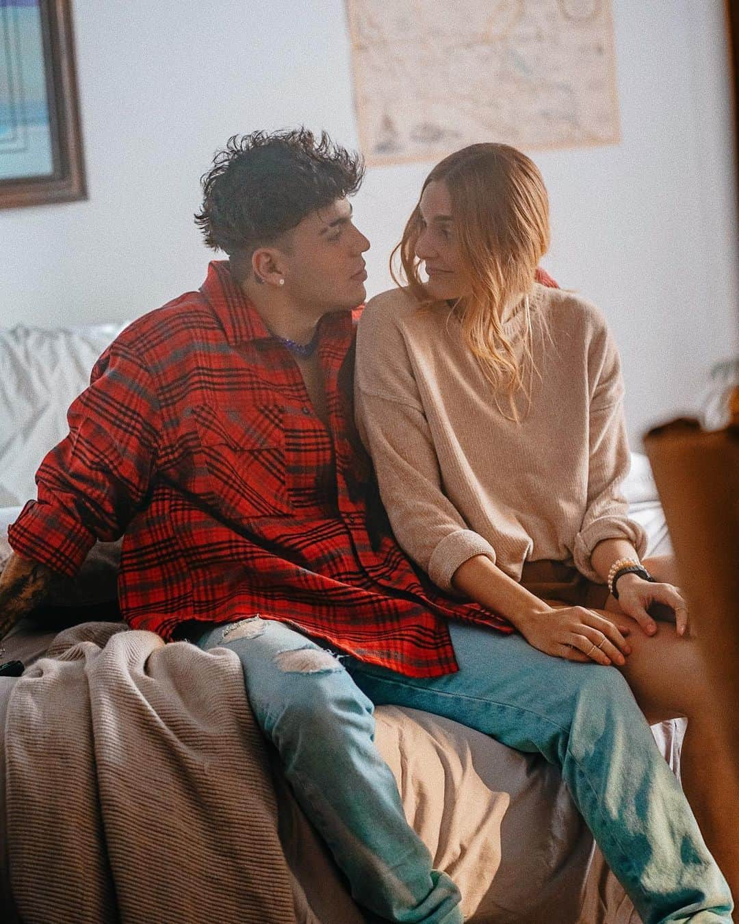 Sebastián Villalobosさんのインスタグラム写真 - (Sebastián VillalobosInstagram)「No te preocupes que mis besos no expiran. ————————— DISPONIBLE YA EL BEHIND THE SCENES DE HOSPEDAJE EN NUESTRO CANAL DE YOUTUBE! ❤️」11月21日 9時48分 - sebas