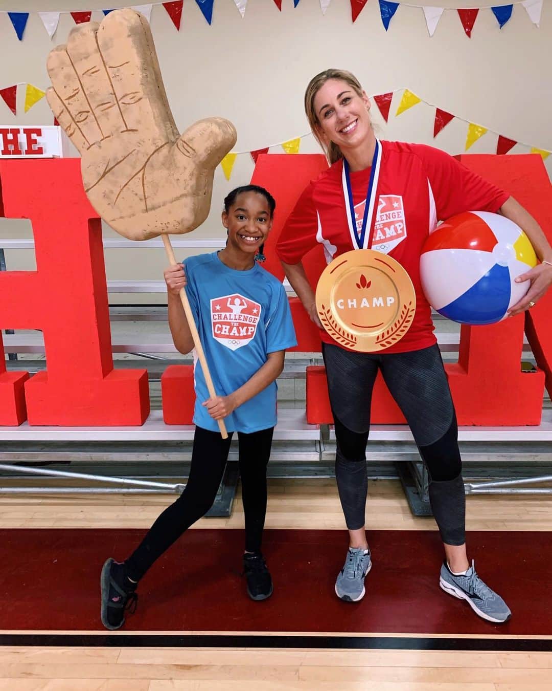 エイプリル・ロスのインスタグラム：「Had a blast filming with @DreamworksTV today playing a crazy form of volleyball✋🏼🤚🏼🙈🤪 Imani, thanks for challenging me! 💪🏼 ⠀⠀ You’ll have to tune in next year to watch tho... 😂」