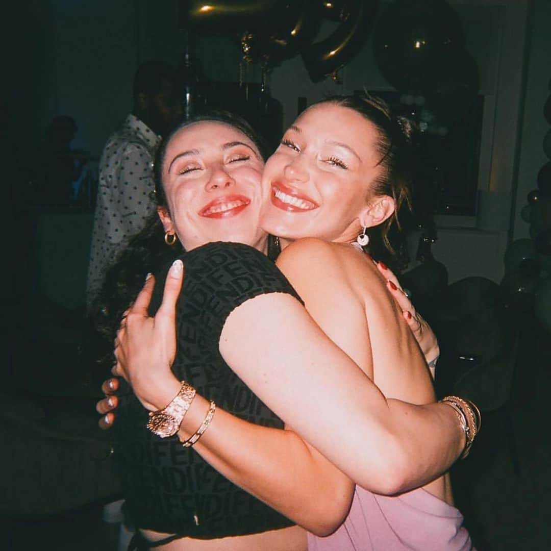 ベラ・ハディッドさんのインスタグラム写真 - (ベラ・ハディッドInstagram)「How did I get so lucky to have a BFF like you? @ally.aflalo My favorite day of the year cuz my lil Scorpio sister was born !!! ☺️ 100 more 🎉 ILOVEYOUALLYKINZZZZZZ 💛💛💛💛💛💛💛 you are everythinggggggggg!!!」11月21日 10時05分 - bellahadid