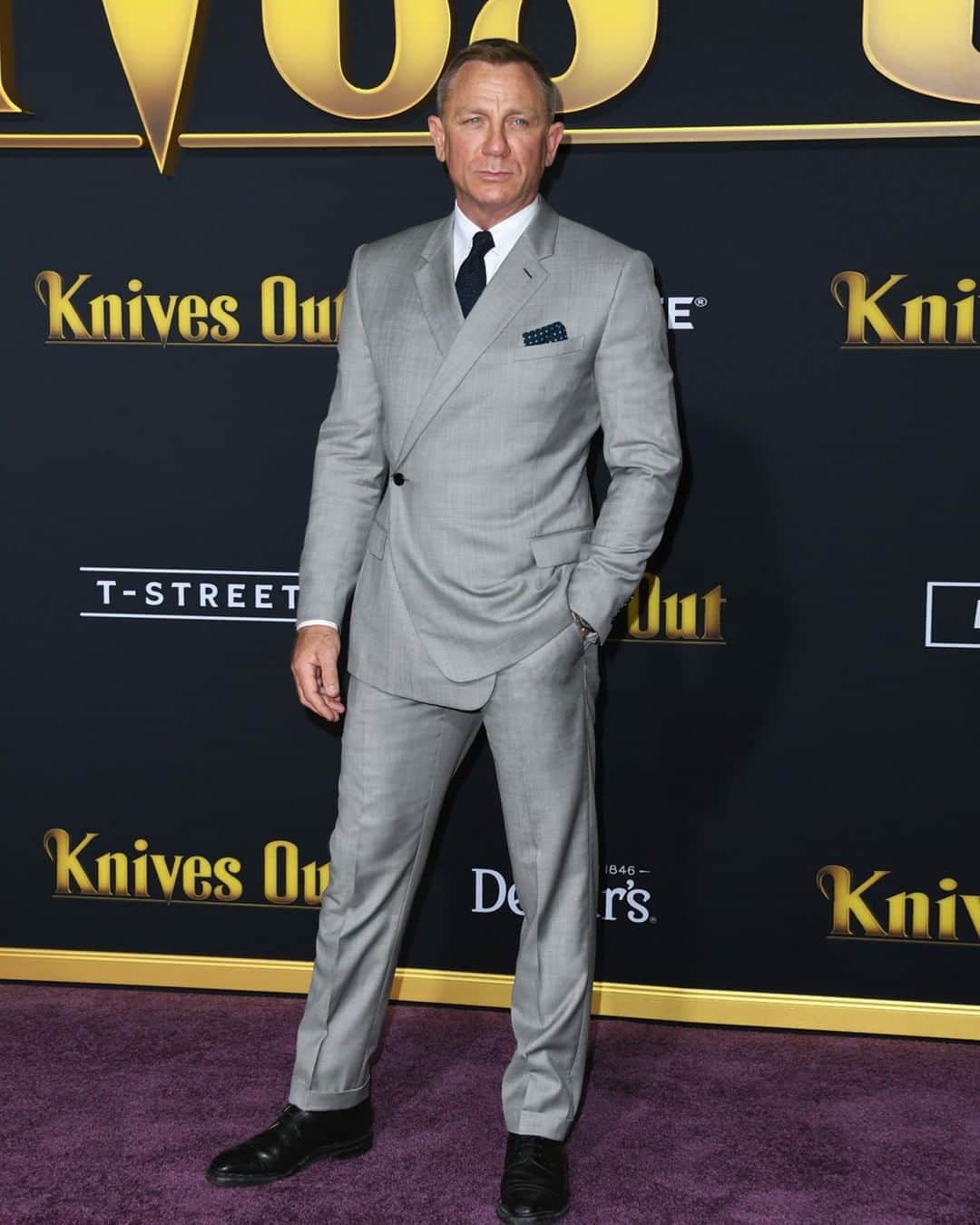クリスチャンディオールさんのインスタグラム写真 - (クリスチャンディオールInstagram)「For the debut of his new movie, @KnivesOut, actor Daniel Craig is out to solve his next case, suavely dressed in a suit by @MrKimJones.⁠ #StarsinDior」11月21日 10時00分 - dior