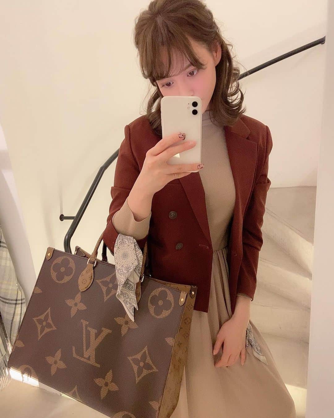 野崎萌香さんのインスタグラム写真 - (野崎萌香Instagram)「しふく☺︎☺︎☺︎ . . .  Bag... @louisvuitton  ONE PIECE... @elendeek  Jacket... @amerivintage  Boots... @dholic_official . . .  @elendeek のワンピースは 去年の物ですが、 二色大人買いするぐらい 気に入っていて 今年も沢山着ています💘 . . .  夏に買ったこの @louisvuitton のトートが使いやすく、 最近使う頻度が多めです。 ブラウン系のお洋服に合わせて 秋冬のお洋服にもぴったりです😊❣️」11月21日 10時01分 - moeka_nozaki