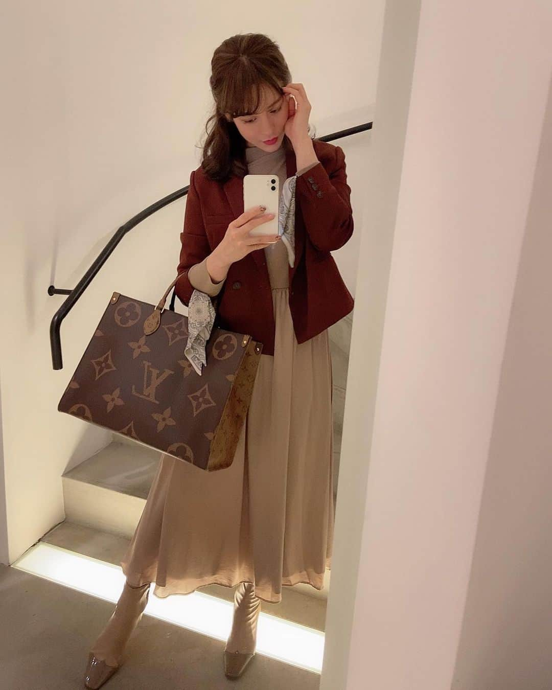 野崎萌香さんのインスタグラム写真 - (野崎萌香Instagram)「しふく☺︎☺︎☺︎ . . .  Bag... @louisvuitton  ONE PIECE... @elendeek  Jacket... @amerivintage  Boots... @dholic_official . . .  @elendeek のワンピースは 去年の物ですが、 二色大人買いするぐらい 気に入っていて 今年も沢山着ています💘 . . .  夏に買ったこの @louisvuitton のトートが使いやすく、 最近使う頻度が多めです。 ブラウン系のお洋服に合わせて 秋冬のお洋服にもぴったりです😊❣️」11月21日 10時01分 - moeka_nozaki