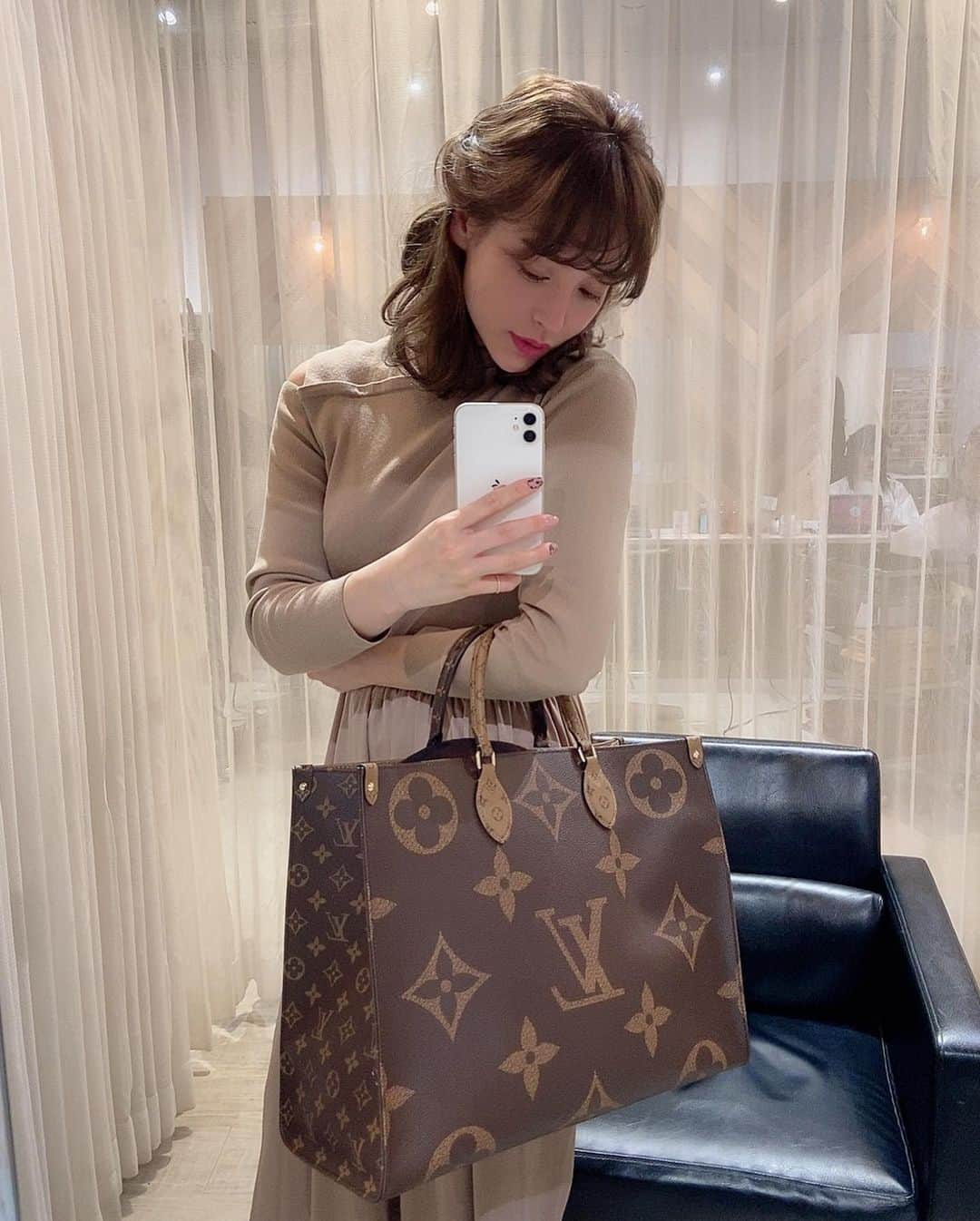 野崎萌香さんのインスタグラム写真 - (野崎萌香Instagram)「しふく☺︎☺︎☺︎ . . .  Bag... @louisvuitton  ONE PIECE... @elendeek  Jacket... @amerivintage  Boots... @dholic_official . . .  @elendeek のワンピースは 去年の物ですが、 二色大人買いするぐらい 気に入っていて 今年も沢山着ています💘 . . .  夏に買ったこの @louisvuitton のトートが使いやすく、 最近使う頻度が多めです。 ブラウン系のお洋服に合わせて 秋冬のお洋服にもぴったりです😊❣️」11月21日 10時01分 - moeka_nozaki