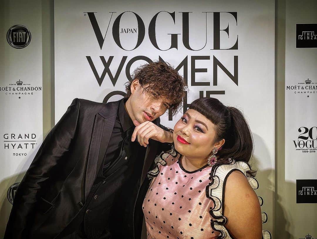 のインスタグラム：「VOGUE JAPAN20周年 心からおめでとうございます☺︎ . 去年は一人でさせていただいた司会も、今年は直美ちゃんと一緒。それそれは心強かったとさ☺︎ . . . #VOGUEJAPAN #womanoftheyear2019  #受賞者の皆様 #心からおめでとうございます #あの清川さんの可愛いトロフィー欲しい #メンズオブザイヤー作ってくれないかな」