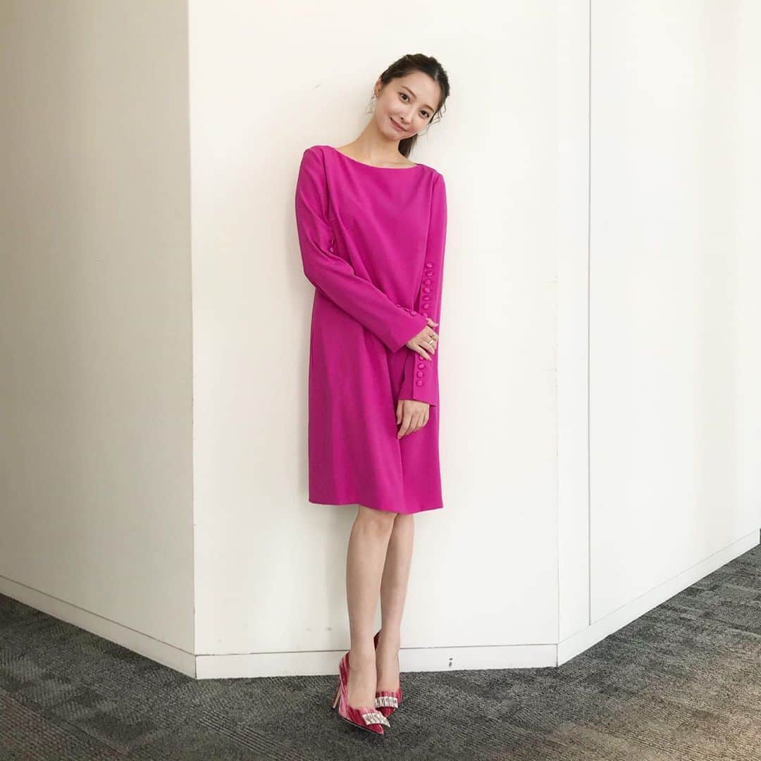大石絵理のインスタグラム：「ヒルナンデス!衣装💗💕 大好きな番組なのでうれしかったぁ😍 👗 @escadaofficial 👠 @sergiorossi  春日さんと色かぶってました🤣」