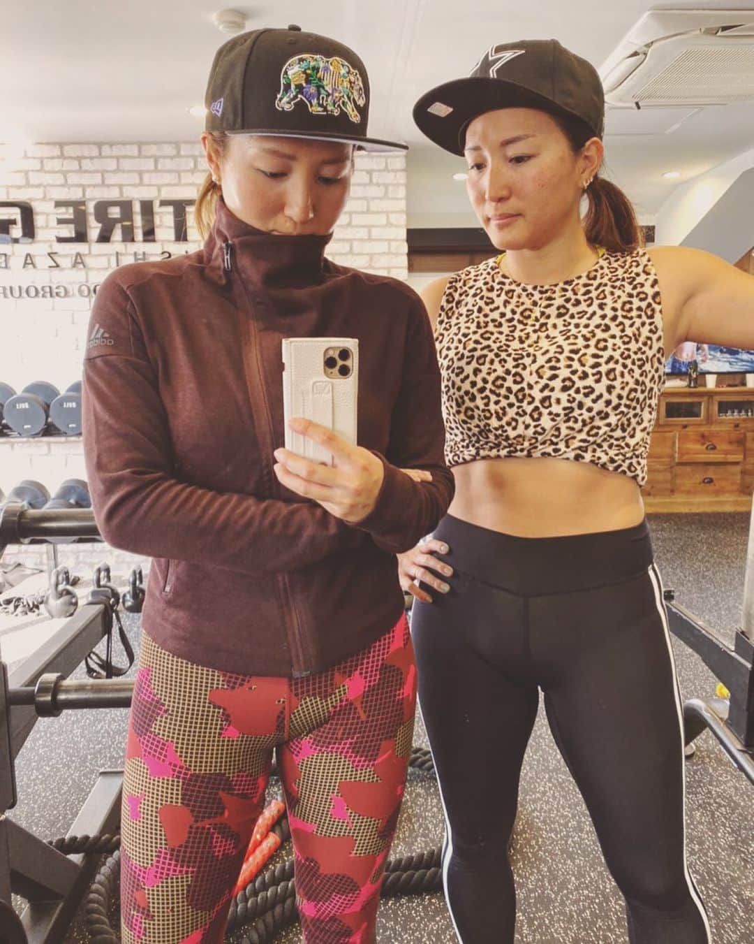 木村真野のインスタグラム：「#egaodo #personaltraining #training #power #swimmers #artisticswimming #twins #mayasaya #adidas #adidastokyo #adidastwins #newera #cap #entiregym #tokyo #まやさや　#笑顔道　#エンタイアジム　#パーソナルトレーニング　#筋肉痛　#アディダス　 @egaodo.hideto.fukuda  @egaodo1234  @egaodo.suzuki  @egaodo.maruyama.tomoo  @egaodo.inoue.entire  @egaodo.trainer.team  @entire.gym  @entire.egaodo  @adidastokyo  @adidas  @newerajapan」