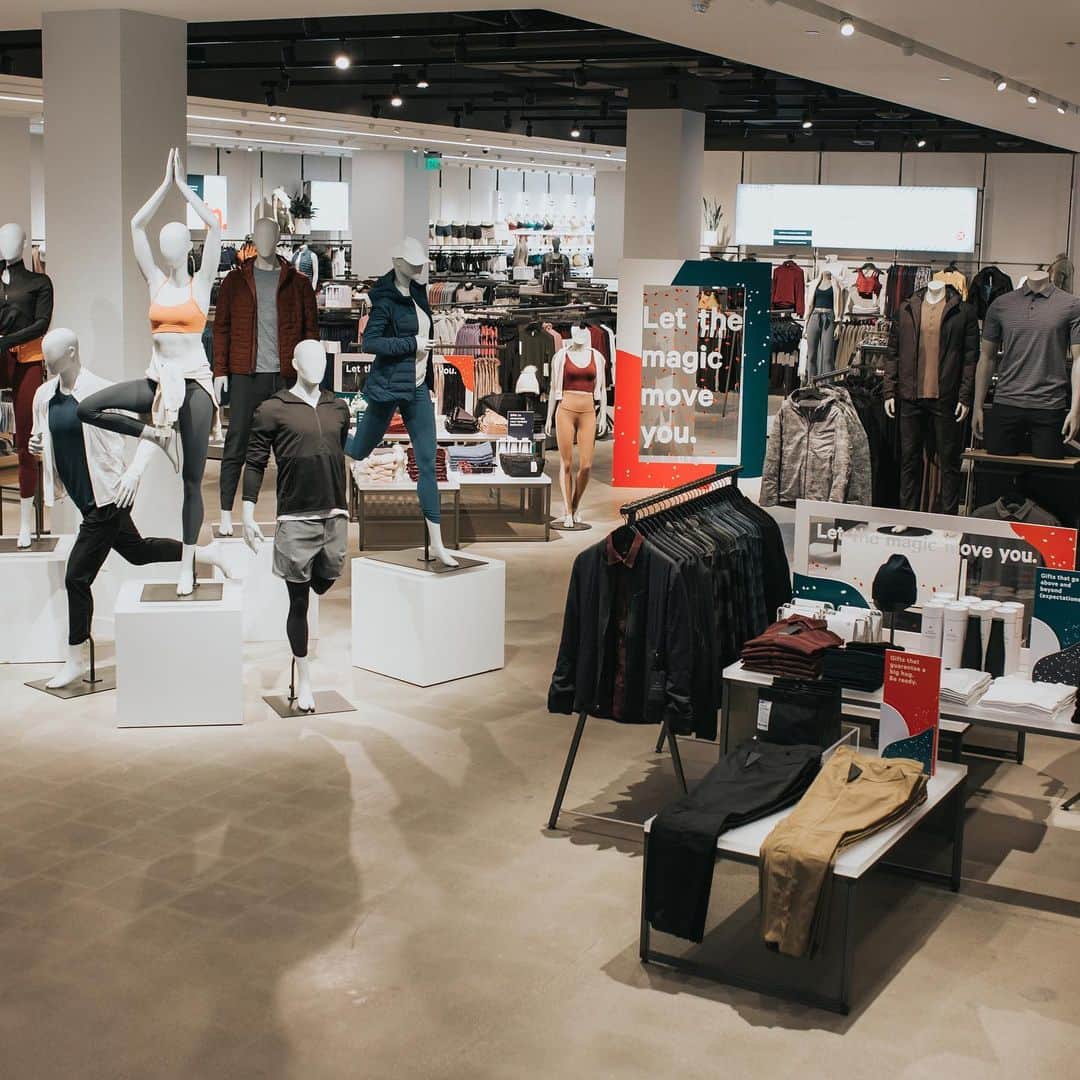 lululemonさんのインスタグラム写真 - (lululemonInstagram)「Our second experiential store is here and it’s going to be MAJOR. Making its debut in the @mallofamerica, you can sweat, fuel up, shop and hangout in this full-service concept store.  Stop by to try one of our ambassador-led classes, pick up a post-sweat smoothie in the cafe and try our newest gear trial offering. What’s that, you say? You can take our gear for a test drive before you bring it home in our yoga, strength and HITT studio classes.  We can’t wait to see you there. #thesweatlife」11月21日 10時12分 - lululemon