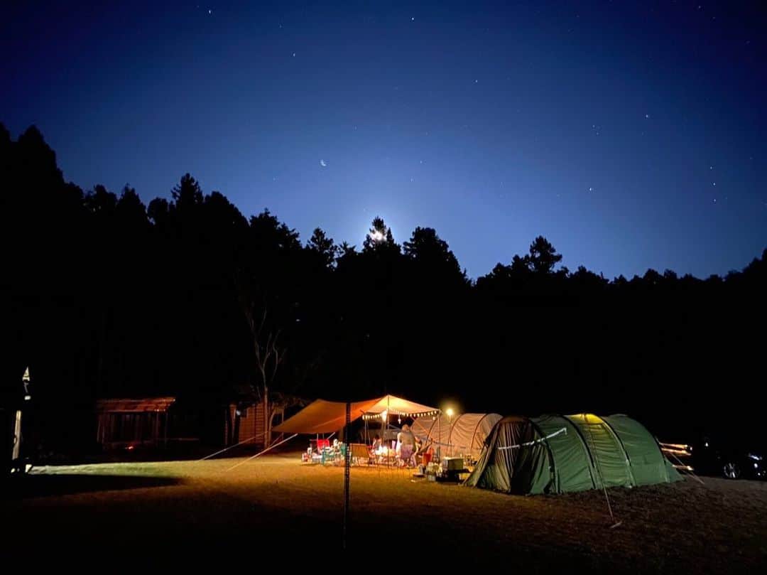 堀舞紀さんのインスタグラム写真 - (堀舞紀Instagram)「🏕🍳 . . . #冬キャンプ  #CAMP . . みんなは夏のキャンプと 冬のキャンプ、 どっちが好きですか？？ . . 焚き火と、 あったかいお酒と、 ご飯と、夜空と🌟… . 楽しめるのは、 もしかしたら冬キャンプなのかもしれない！！ って思います。 . campから帰ってからも ココロココニアラズ！ が未だに続いていて、、寂しい〜 . 楽しかったな〜。 . メンバーは地元の 風変わりな職業の人達が集まりました🌼 ラッパーだったり、 ダンサーだったり、 アパレルだったり、 金髪のお花やさんだったり、 "あ〜メルヘンなメンバー🌷" とっても落ち着くぅ〜♡ . . いつの日か、結婚して子供を産んで 人数が増えたメンバー。 しかも、 子供たち全部メス！！！ 🌷 . メルヘンなプリンセストークに 癒されながら 沢山遊んで、 沢山食べて、 山小屋で寝ました😂 . なんて平和ナンダッッ😭 . . 面白い事件ありすぎて書ききれないけど！ #喫茶キコリ  #切り株に恋して 第2回開催も強く希望します！ . キャニオと2匹のヘッポコ親子 なのに手厚くサポートしてくれて みんなありがとーーー♡ . いつか キャンプ場の経営か、 切り株に恋して！のリアリティショー やろうね〜 . . #camplife  ##wintercamping  #camptrip #twinklestar  #満点の星空 #100人キャンプ #キイお誕生日おめでとう 💕」11月21日 10時18分 - mainohori