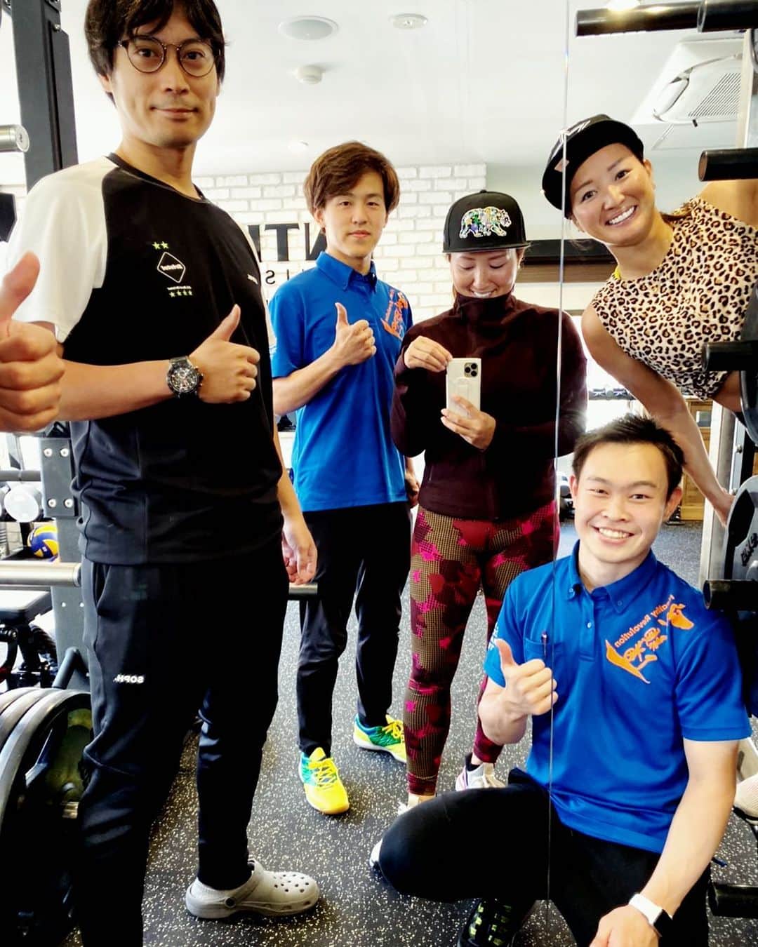 木村真野のインスタグラム：「またトレーニング見に来てね😂🤣 いや、次は一緒にやりましょう🙆‍♀️😂✨ いつも身体も気持ちも動かしてくれて ありがとうございます🦛🐌🦛🐌🏋🏼‍♀️🐖🐅🐆🦈🐈🦌🐐🐑🦏🦓🦘 @mayasaya_kimura  @newerajapan  @adidas  @adidastokyo  @entire.egaodo  @entire.gym  @egaodo.trainer.team  @egaodo.inoue.entire  @egaodo.maruyama.tomoo  @egaodo.suzuki  @egaodo1234  @egaodo.hideto.fukuda  #team #teammayasaya #teamegaodo #swimming #artisticswimming #training #personaltrainers #professional #thankyou #body #make #adidas #adidastokyo #adidastwins #newera #まやさや　#笑顔道　#entiregym #西麻布　#ありがとうございました　#🐌」