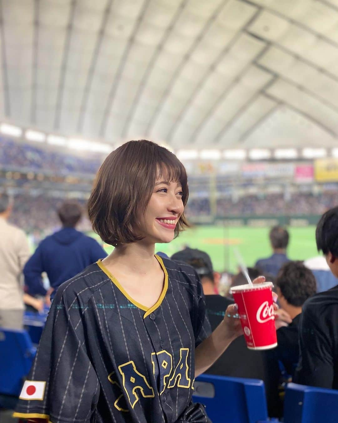 新部宏美さんのインスタグラム写真 - (新部宏美Instagram)「💙💙💙💙💙💙💙💙💙💙💙 * * * #コカコーラ が映える🥤❤️#🇯🇵」11月21日 1時21分 - piromin_1202