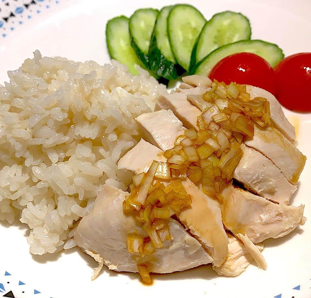 堀井亜生さんのインスタグラム写真 - (堀井亜生Instagram)「炊飯器でカオマンガイ。  帰宅時にスーパーに寄って、炊飯器に米と鶏肉とネギを入れてスイッチオンして、息子のお迎えに。  鶏がらスープとジャスミンティーで炊いたご飯はそれだけで美味しい❤️ 初めて作ったのでまだまだ改良の余地はあるけど、めちゃ簡単で美味しかったです。  息子も美味しいと言って、３人でご飯2合をぺろっといってしまいました。 もやはヘルシーではない💦  #カオマンガイ #海南鶏飯 #シンガポールライス」11月21日 1時25分 - aoi_horii